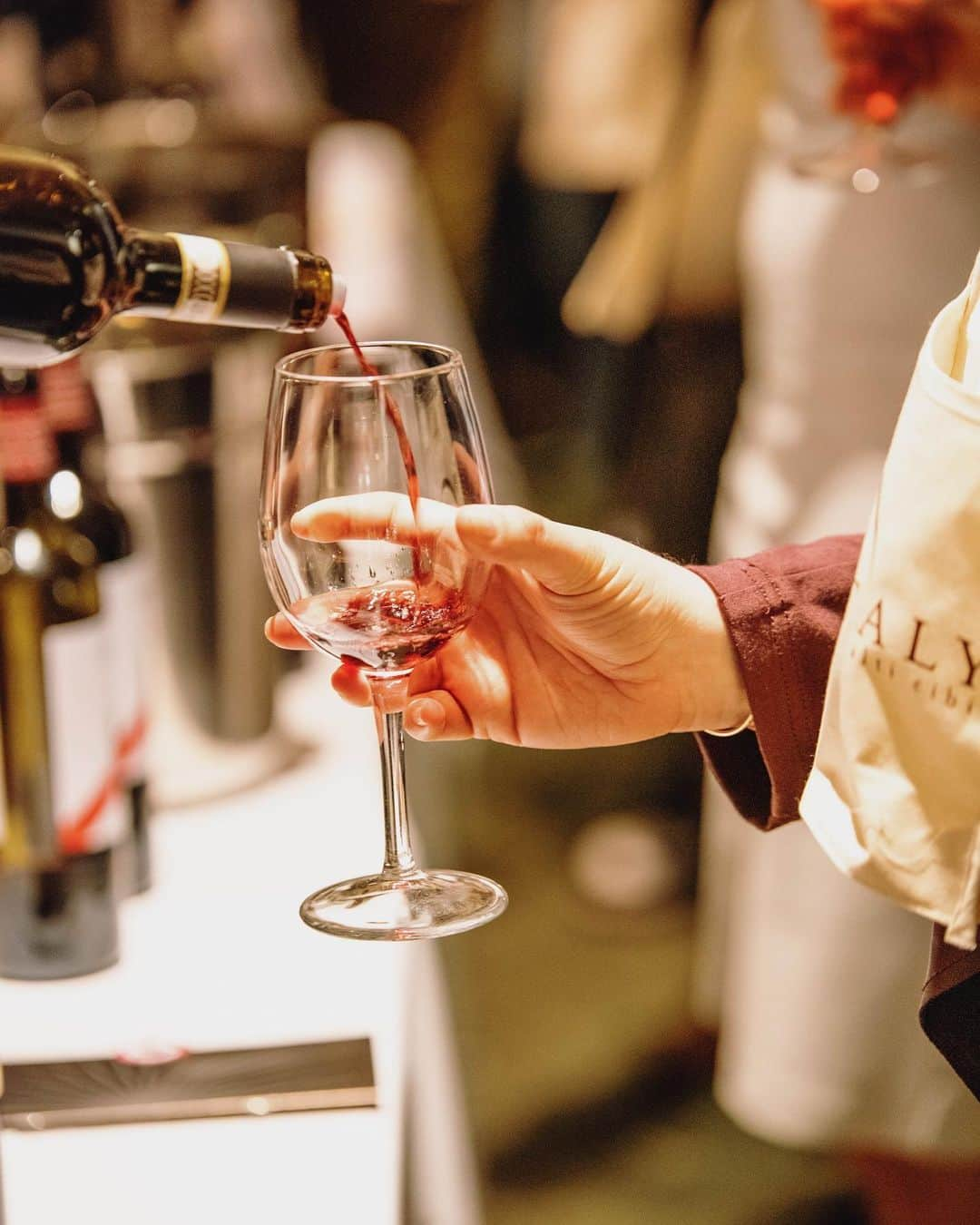 Eataly Brasilさんのインスタグラム写真 - (Eataly BrasilInstagram)「O vinho é a bebida perfeita para brindar o fim de mais uma semana de sucesso. Em nossa loja, às sextas e aos sábados, das 12h às 19h, você pode apreciar rótulos variados enquanto escolhe os ingredientes para o seu jantar.   🍷 Vino Tinto: R$ 30,00 a taça 🥂Vino Branco/Rosé: R$ 20,00 a taça   No Eataly, você encontra as melhores seleções de vinhos produzidos na Itália na adega localizada no primeiro andar do mercado. Salute?   📍 Av. Juscelino Kubitschek, 1.489 – Vila Olímpia, São Paulo.   #eataly #eatalybr #eatalybrasil #eatalysp #italy #italianwine #wine #winelovers」4月15日 4時57分 - eatalybr