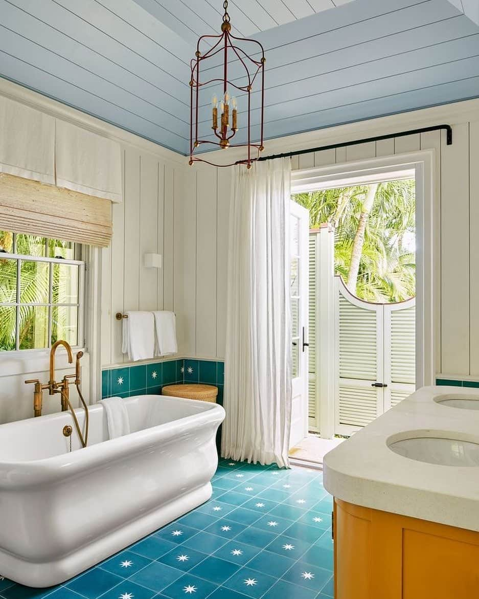 Homepolishのインスタグラム：「Vacation. Vibes. Here, bicoastal designer David Netto works his signature magic on a Bahamas home. As featured in #archdigest photo by Gieves Anderson, architecture by Kiko Sanchez. @davidnettosays  @sanchez_kiko  @gievesanderson   #bathroomdesign #vacationhome #interiordesign #joinfreddie」