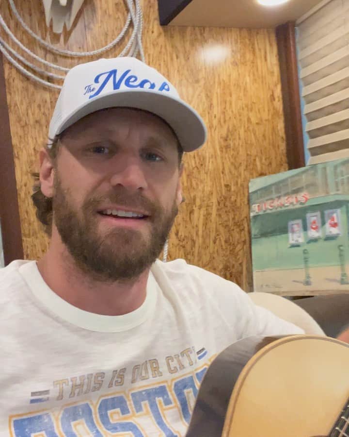 チェイス・ライスのインスタグラム：「Anne Scott, you're amazing. Here's your song, I hope this somehow makes its way to you. Thank your for the painting👏🏼 Boston, you'll always have a special place in my heart. Can't wait for tonight.」