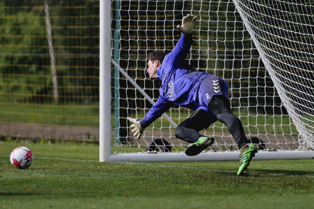 アスミル・ベゴヴィッチのインスタグラム：「⚽️🆎🧤⚪️🔵 @everton @ab1gk」