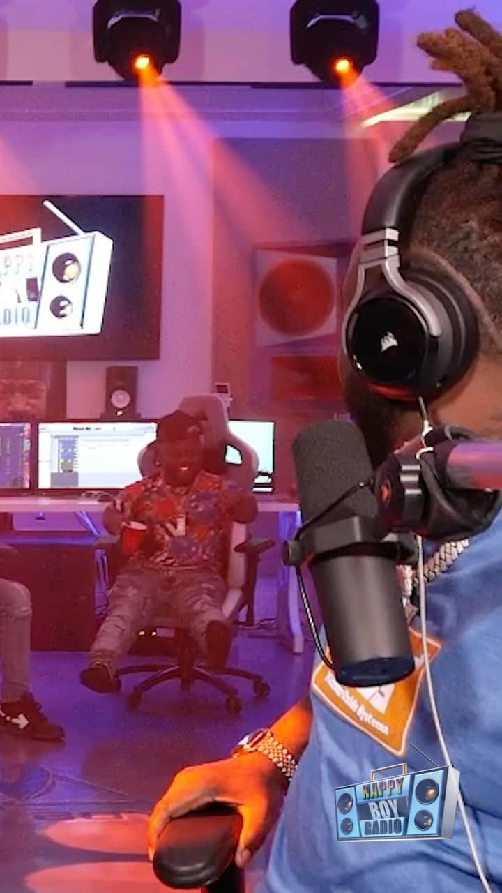 T-ペインのインスタグラム：「I knew somebody was putting my chair down 😂 @nappyboyradiopodcast @sakinahlestage @imfareedah」