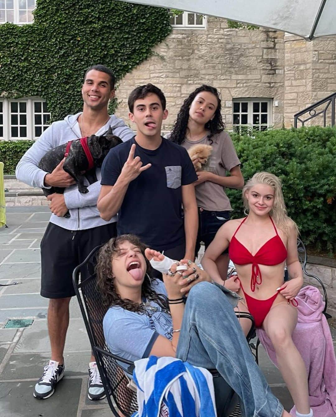 アリエル・ウィンターさんのインスタグラム写真 - (アリエル・ウィンターInstagram)「✨ hot squad, cool pool summer @poolsmovie ✨」4月15日 5時23分 - arielwinter