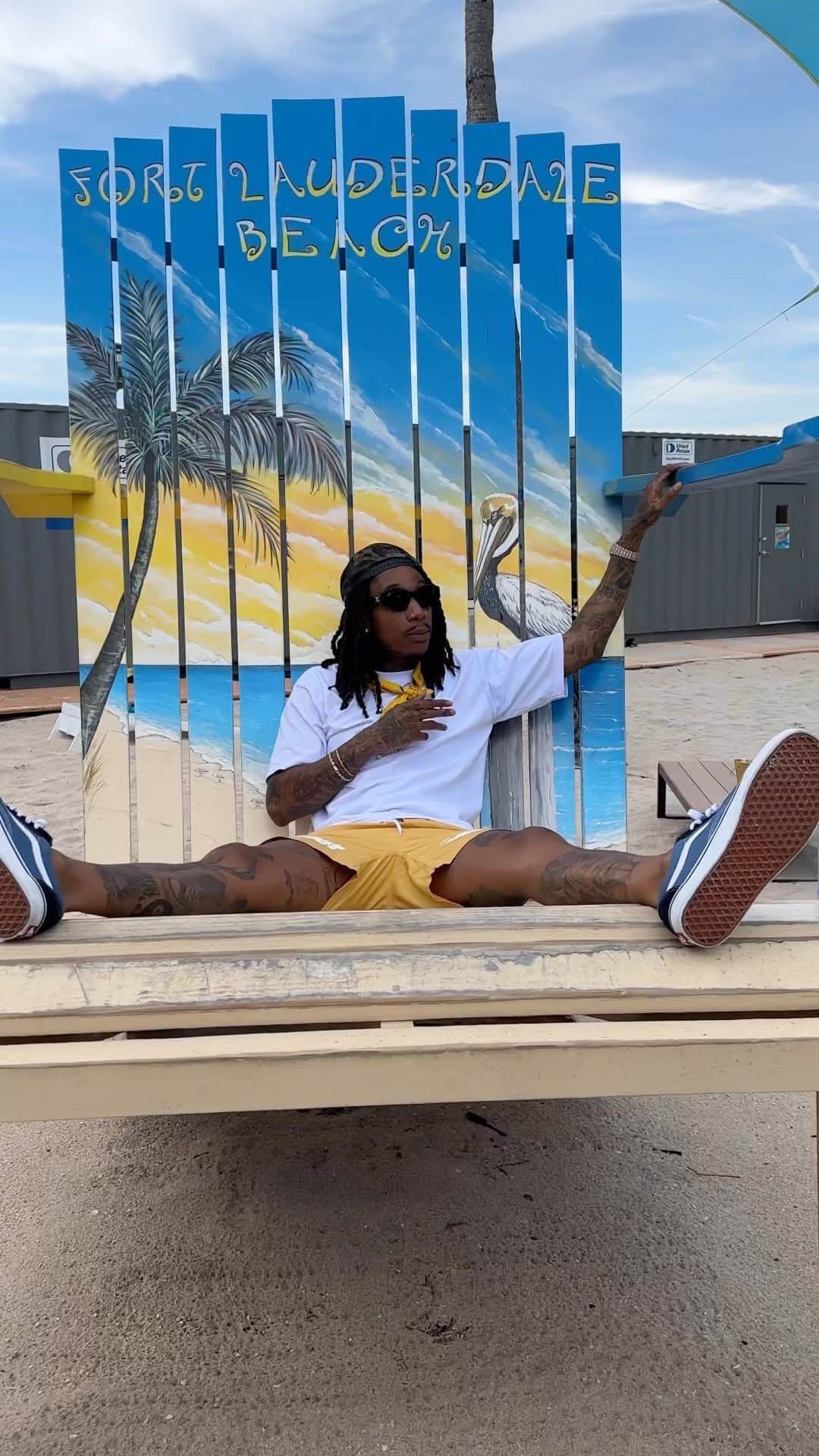 ウィズ・カリファのインスタグラム：「Beach Boy🏝️」