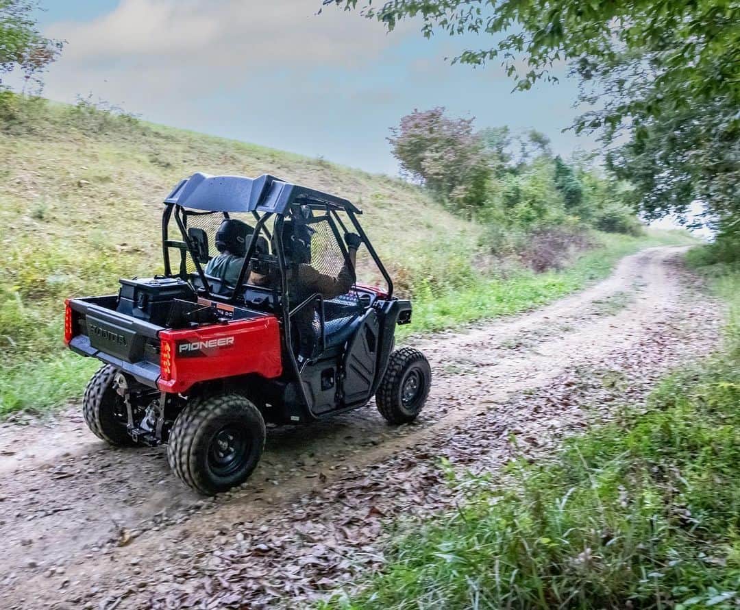 Honda Powersports USさんのインスタグラム写真 - (Honda Powersports USInstagram)「A useful tool on the farm and a fun machine on width-restricted trails that are normally the realm of ATVs. The Pioneer 520 offers the ideal mix of maneuverability and power. #Pioneer520 #Honda #BetterOnAHonda」4月15日 5時25分 - honda_powersports_us