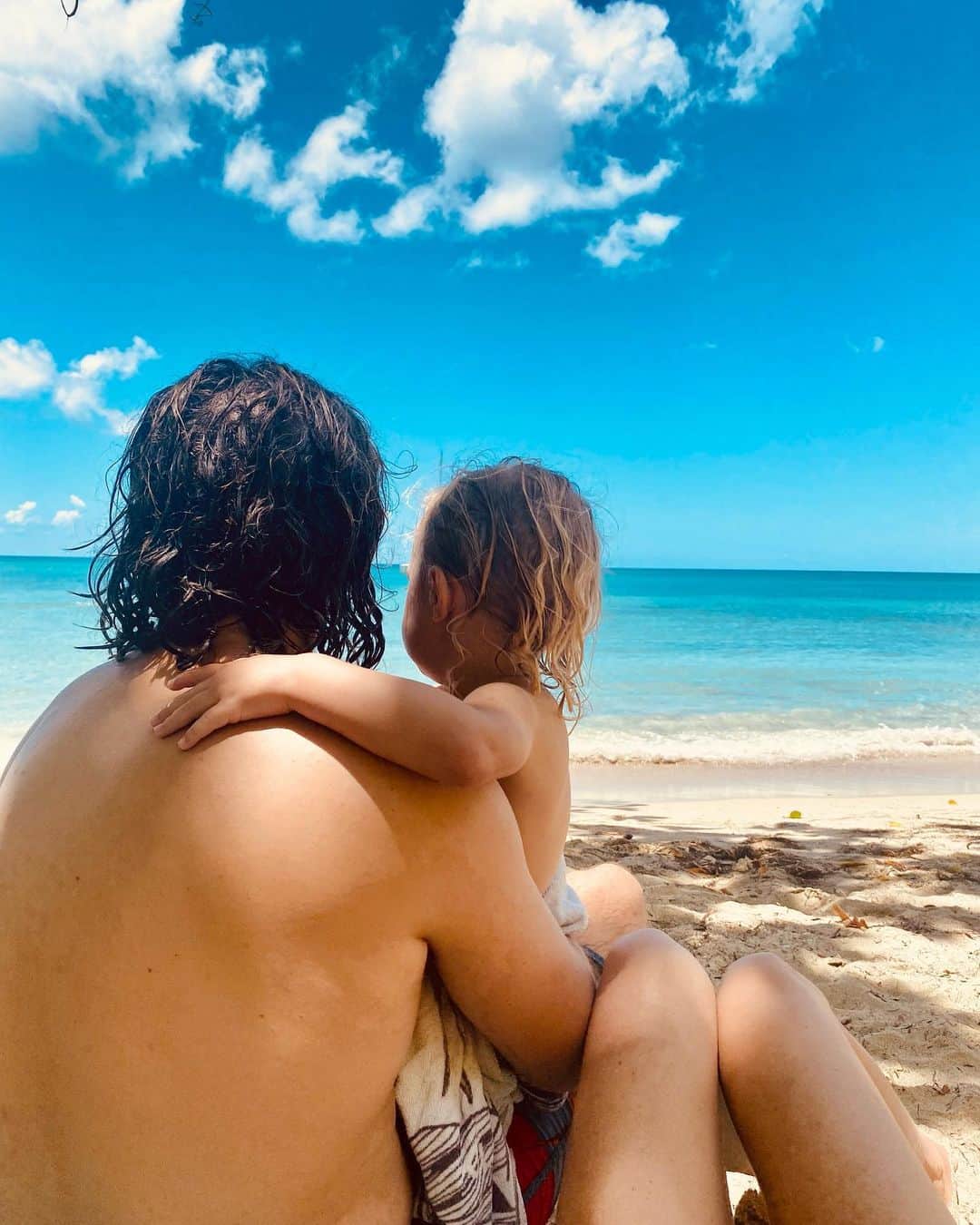 シグリッド・アグレンのインスタグラム：「Taking a social media break to be fully present and soak in all the magical moments and gifts that life has been offering lately 🙏🏻💙See you soon ✨ PS: will still be sharing through the newsletter in the meantime💫」