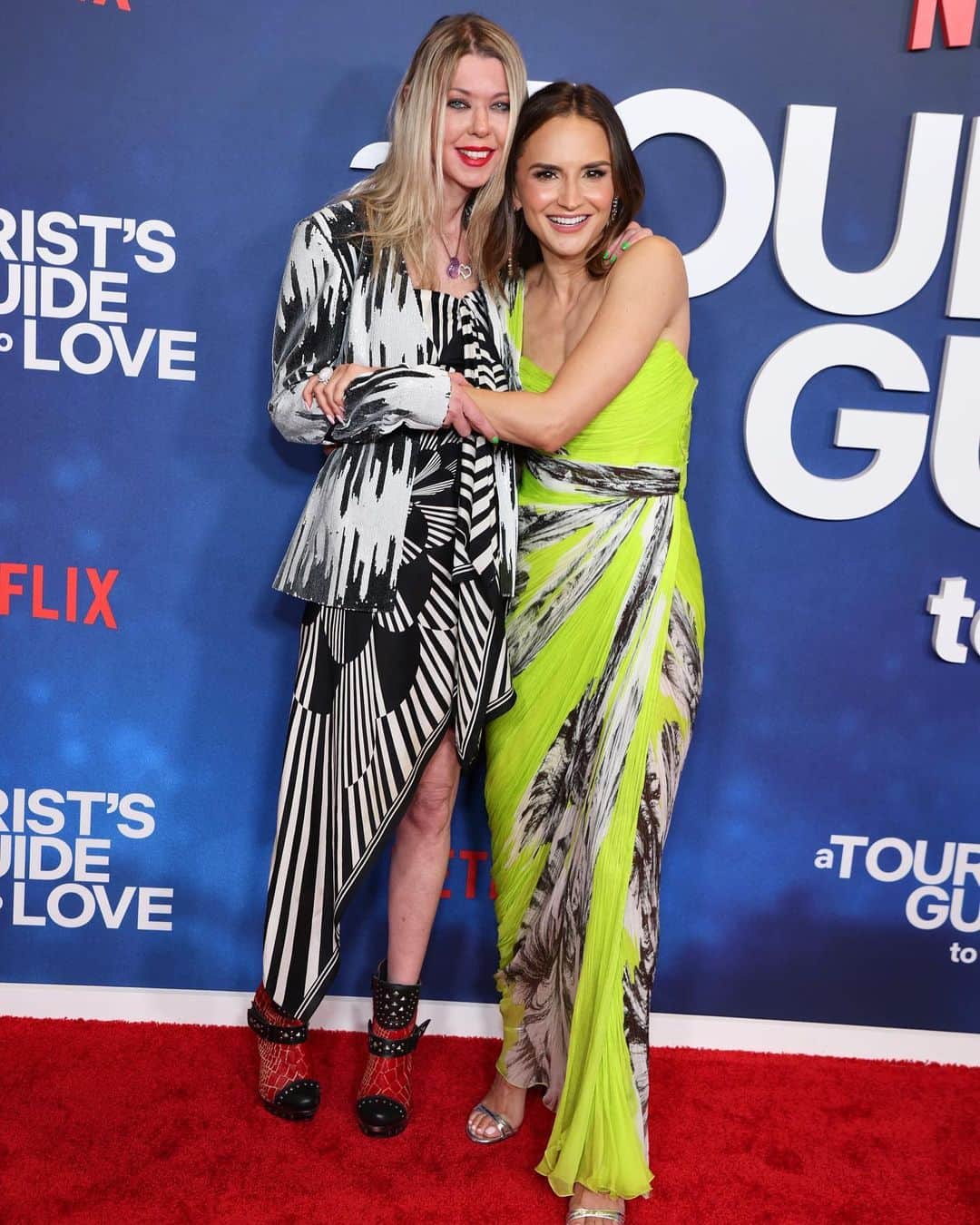 Just Jaredさんのインスタグラム写真 - (Just JaredInstagram)「Rachael Leigh Cook had a "Josie and the Pussycats" reunion with Tara Reid on the red carpet at the premiere of her new Netflix movie "A Tourist's Guide to Love" last night. We've got more pics on JustJared.com! #RachaelLeighCook #TaraReid Photos: Getty」4月15日 5時46分 - justjared