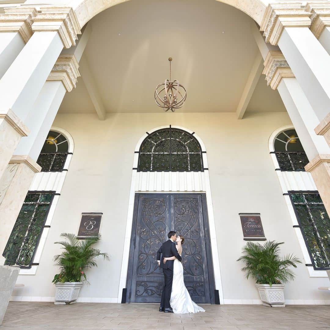 The Terrace By The Seaさんのインスタグラム写真 - (The Terrace By The SeaInstagram)「@the_terrace_by_the_sea Hawaii Wedding情報はこちら𓂃𓈒𓏸  ---------  スレンダーシルエットのドレス𓍯  細身でも華やかでゴージャスな雰囲気を醸す 張りのある上質な生地感と光沢感が 花嫁の品をグッと上げてくれる𓈒𓏸  ----------  ハワイのザ・テラス バイ・ザ・シーにて 挙式を検討されていらっしゃる方におすすめ✯  《今だけ、来店当日のご成約で 挙式料 10万円OFF  にてご案内中！ 》  挙式に必要な基本挙式、ドレス＆タキシード、新婦様ヘアメイク、アルバムがセットになったお得プランと合わせて通常価格より最大20万円OFF𓍯  プロフィール欄のURLより、ウエディングの相談ご予約が可能です。 小さい疑問や質問にもお答えいたしますので、お気軽にお問い合わせくださいませ🌺  ザ・テラス バイ・ザ・シーでは、健康と安全を最優先に配慮し、安心してハワイでの時間を楽しんでいただいております𓆉  ----------  = produce = モチーフ @motif_resort   = photo = Travis @tora_graphy  @betterhalf_hawaii ----------   プロフィール欄のURLより、ウエディングの相談ご予約も可能です。 小さい疑問や質問にもお答えいたしますので、お気軽にお問い合わせくださいませ🌺  #テラスバイザシー #TheTerraceByTheSea #TAKAMIBRIDAL #タカミブライダル #MotifRESORT #テラス花嫁 #モチーフ花嫁 #リゾートウェディング #リゾート婚 #ハワイ挙式  #ドレスコーデ #大人花嫁」4月14日 21時02分 - the_terrace_by_the_sea