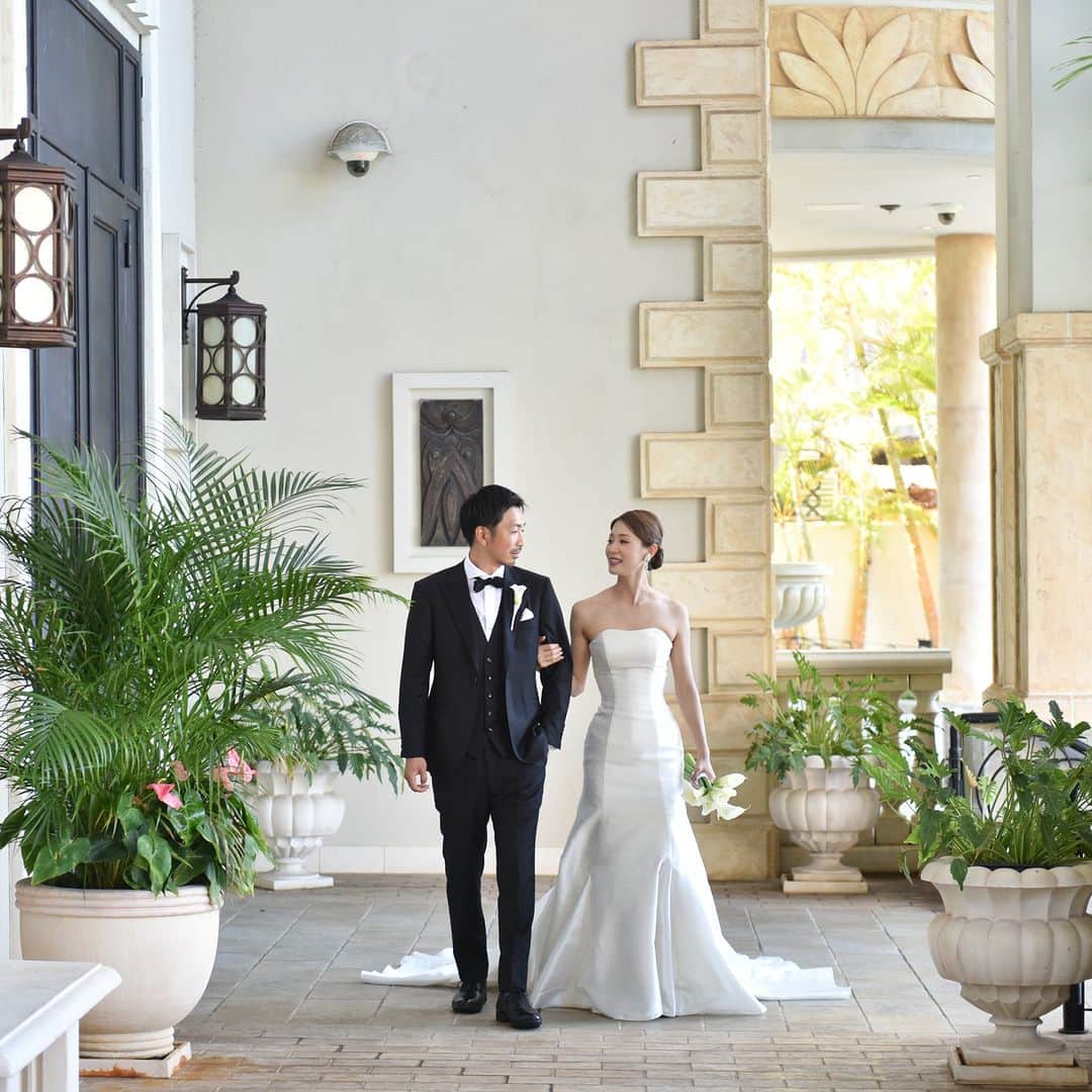 The Terrace By The Seaさんのインスタグラム写真 - (The Terrace By The SeaInstagram)「@the_terrace_by_the_sea Hawaii Wedding情報はこちら𓂃𓈒𓏸  ---------  スレンダーシルエットのドレス𓍯  細身でも華やかでゴージャスな雰囲気を醸す 張りのある上質な生地感と光沢感が 花嫁の品をグッと上げてくれる𓈒𓏸  ----------  ハワイのザ・テラス バイ・ザ・シーにて 挙式を検討されていらっしゃる方におすすめ✯  《今だけ、来店当日のご成約で 挙式料 10万円OFF  にてご案内中！ 》  挙式に必要な基本挙式、ドレス＆タキシード、新婦様ヘアメイク、アルバムがセットになったお得プランと合わせて通常価格より最大20万円OFF𓍯  プロフィール欄のURLより、ウエディングの相談ご予約が可能です。 小さい疑問や質問にもお答えいたしますので、お気軽にお問い合わせくださいませ🌺  ザ・テラス バイ・ザ・シーでは、健康と安全を最優先に配慮し、安心してハワイでの時間を楽しんでいただいております𓆉  ----------  = produce = モチーフ @motif_resort   = photo = Travis @tora_graphy  @betterhalf_hawaii ----------   プロフィール欄のURLより、ウエディングの相談ご予約も可能です。 小さい疑問や質問にもお答えいたしますので、お気軽にお問い合わせくださいませ🌺  #テラスバイザシー #TheTerraceByTheSea #TAKAMIBRIDAL #タカミブライダル #MotifRESORT #テラス花嫁 #モチーフ花嫁 #リゾートウェディング #リゾート婚 #ハワイ挙式  #ドレスコーデ #大人花嫁」4月14日 21時02分 - the_terrace_by_the_sea