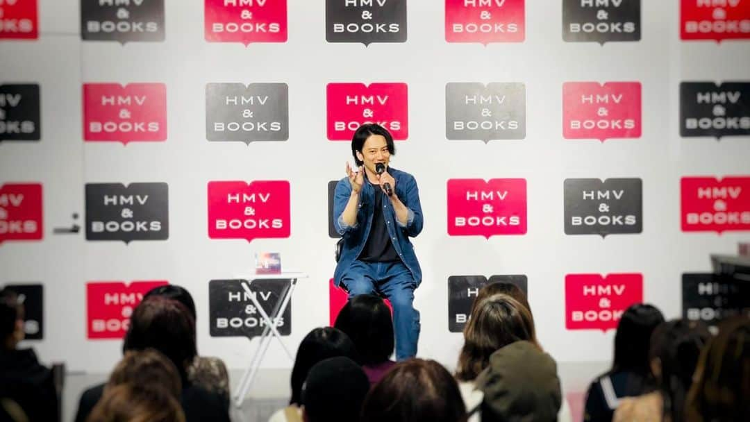 小西遼生のインスタグラム：「The sparkle of life is like a bubble リリース記念イベント HMV&BOOKS 博多 終了いたしました！  足元の悪い中お越しくださった皆さま ありがとうございました🫧  #泡泡 #しゅわしゅわ #ばぼぉ」