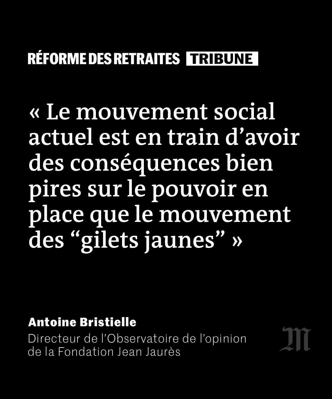 ルモンドのインスタグラム：「Cela deviendrait presque une habitude. Comme lors de son premier mandat, Emmanuel Macron est confronté à une crise sociale et politique majeure, en début de quinquennat. A l’automne 2018, l’élan présidentiel s’était en effet brisé sur le mur des « gilets jaunes ». Né de manière spontanée sur Facebook pour contester la mise en place d’une taxe sur les carburants, ce mouvement avait très vite muté en quelque chose de beaucoup plus large et de beaucoup plus imprévisible, avec, comme revendication première, la mise en place du référendum d’initiative citoyenne (RIC). Après plusieurs mois de mobilisations émaillées de violences, la cote de popularité d’Emmanuel Macron avait été profondément ébranlée : en décembre 2018, seulement 23 % des Français approuvaient l’action du président, contre 43 % en juin, selon l’IFOP.  Désormais, dans ce début de second quinquennat, c’est le mouvement d’opposition à la réforme des retraites qui vient freiner les désirs réformateurs du président. Si cette crise est également en train d’atteindre négativement la cote de popularité d’Emmanuel Macron – seuls 28 % des Français se déclarent satisfaits de son action, toujours selon l’IFOP –, le pouvoir en place a pensé dans un premier temps pouvoir y faire face de manière beaucoup plus simple.  Alors que le mouvement des « gilets jaunes » s’était distingué par son imprévisibilité, son absence d’interlocuteurs désignés et une volonté de remettre en question les règles de la démocratie représentative, le mouvement social actuel se caractérise par une forme plus classique que celui des « gilets jaunes » : les organisations syndicales mènent le front de la contestation dans la rue, tandis que les partis politiques d’opposition font de même à l’Assemblée nationale. Autant d’éléments qui n’ont pas incité le président à la prudence lors des derniers mois. - Vous avez lu 30% de cette tribune. - Retrouvez notre article en suivant le lien linkinbio sur notre profil.⁣⁣ -  #giletsjaunes #reformedesretraites #emmanuelmacron」