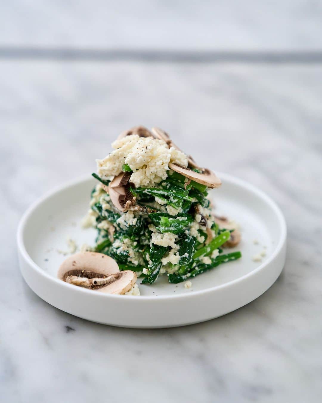 &eatのインスタグラム：「#LIVERARY_EXTRA_AND_EAT  【OTSUMAMI】 リコッタチーズと菜の花のホワイトサラダ 550円 自家製リコッタチーズを、旬の菜の花と和えてサラダ仕立てに。 ほんのりレモンの味わいがきいていて、さっぱりと召し上がっていただけます。 ついついお箸が伸びて、いつの間にかなくなっている一品。 白ワインと一緒にお召し上がりください。  「&EAT」 白黒料理店｜和食・洋食・麺・ カフェ・ワイン・クラフトビール  ジャンクに見えて、実は健康。面白い、かわいいの先にある、丁寧な「おいしい」。「誰かの暮らしに寄り添えるお店」として名古屋パルコで営業していた店舗（2014-18）が生まれ変わって復活します。食事もお茶もお酒も終日イートイン・テイクアウトOK。安心・安全・おいしいをあなたらしく。楽しみながら食への興味を持つきっかけになる場所。  【LIMITED OPEN】 名古屋PARCO 西館7F レストランフロア 「LIVERARY Extra &EAT」 変てこなコンビニ / 白黒料理店 2/17 Fri. - 5/7 sun. 変てこなコンビニ「LIVERARY Extra」と、Maison YWEやTT" a Little Knowledge Storeなどの人気店を展開してきたMAISONETTEによる飲食店「&EAT」の合体店舗。 愛知出身の漫画家・大橋裕之や国内外で活躍する平山昌尚ほか様々な作家たちとのコラボアイテムをはじめ、多種多様なグッズをセレクト。 “白黒”をテーマにしたラーメンやきしめん、アイス、チーズケーキも充実。PARCO7階から「カルチャー」と「食」を発信します。  @liverary @liverary_extra @and_eat @maisonywe @tt_a_little_knowledge_store  #LIVERARY #MAISONETTE_INC」