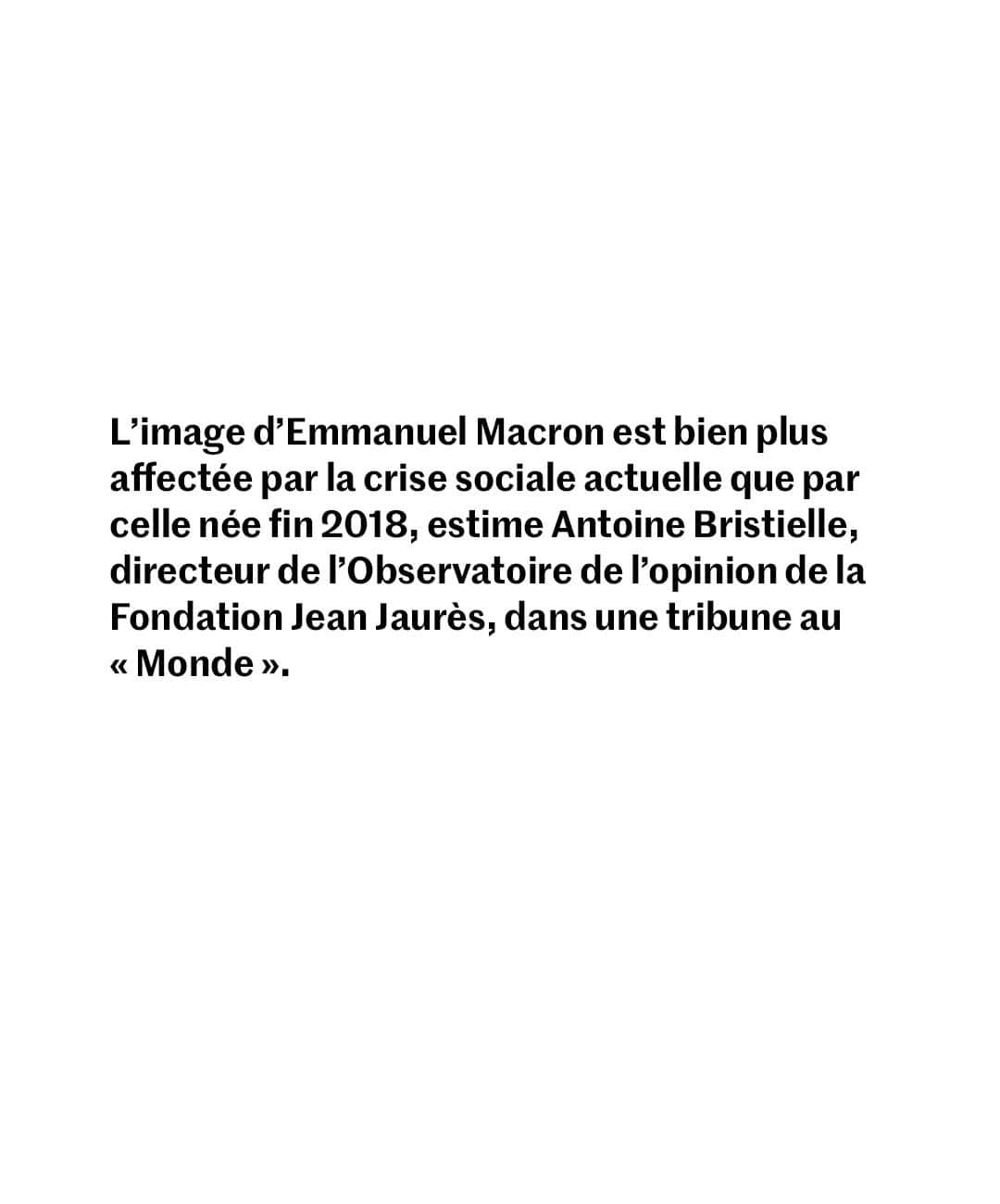 ルモンドさんのインスタグラム写真 - (ルモンドInstagram)「Cela deviendrait presque une habitude. Comme lors de son premier mandat, Emmanuel Macron est confronté à une crise sociale et politique majeure, en début de quinquennat. A l’automne 2018, l’élan présidentiel s’était en effet brisé sur le mur des « gilets jaunes ». Né de manière spontanée sur Facebook pour contester la mise en place d’une taxe sur les carburants, ce mouvement avait très vite muté en quelque chose de beaucoup plus large et de beaucoup plus imprévisible, avec, comme revendication première, la mise en place du référendum d’initiative citoyenne (RIC). Après plusieurs mois de mobilisations émaillées de violences, la cote de popularité d’Emmanuel Macron avait été profondément ébranlée : en décembre 2018, seulement 23 % des Français approuvaient l’action du président, contre 43 % en juin, selon l’IFOP.  Désormais, dans ce début de second quinquennat, c’est le mouvement d’opposition à la réforme des retraites qui vient freiner les désirs réformateurs du président. Si cette crise est également en train d’atteindre négativement la cote de popularité d’Emmanuel Macron – seuls 28 % des Français se déclarent satisfaits de son action, toujours selon l’IFOP –, le pouvoir en place a pensé dans un premier temps pouvoir y faire face de manière beaucoup plus simple.  Alors que le mouvement des « gilets jaunes » s’était distingué par son imprévisibilité, son absence d’interlocuteurs désignés et une volonté de remettre en question les règles de la démocratie représentative, le mouvement social actuel se caractérise par une forme plus classique que celui des « gilets jaunes » : les organisations syndicales mènent le front de la contestation dans la rue, tandis que les partis politiques d’opposition font de même à l’Assemblée nationale. Autant d’éléments qui n’ont pas incité le président à la prudence lors des derniers mois. - Vous avez lu 30% de cette tribune. - Retrouvez notre article en suivant le lien linkinbio sur notre profil.⁣⁣ -  #giletsjaunes #reformedesretraites #emmanuelmacron」4月14日 21時00分 - lemondefr