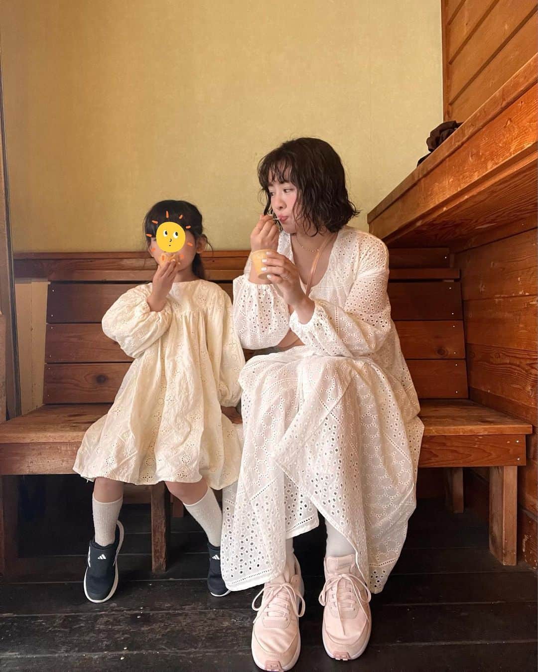 菅谷梨沙子さんのインスタグラム写真 - (菅谷梨沙子Instagram)「長女と久しぶりに2人きりでおでかけした日。 ママとアイス食べに行きたいとのリクエストをもらっていたのでアイスを食べに🍦 （偶然会ったお友達が写真撮ってくれた🥹♡）  せっかくなのでお洋服も似たようなのにしました🫶🏻 白いワンピースにスニーカー合わせ◎  ワンピースはブランド違うけど、遠目で見ると一緒に見えるよね！ スニーカーは色は違うけどadidasに👟🤍 軽くて履きやすいし、色味も春らしいカラーでお気に入りです。 長女のは幼稚園でも履いてるもので、1人で脱いだり履いたりしやすいマジックテープがついたデザインのもの！  どっちもadidasのなんだけど、わたしの履いてるデザインはASBee限定モデルの靴です☝🏻 ちなみに今キャンペーンがやってるみたいなので、気になる方はチェックしてみてくださいね！ ASBeeのInstagramで詳細が見れます◎ ↪︎ @asbee_official   #アスビー #アディダススニーカー #春のおでかけ相棒スニーカー #pr」4月14日 21時00分 - risako_sugaya