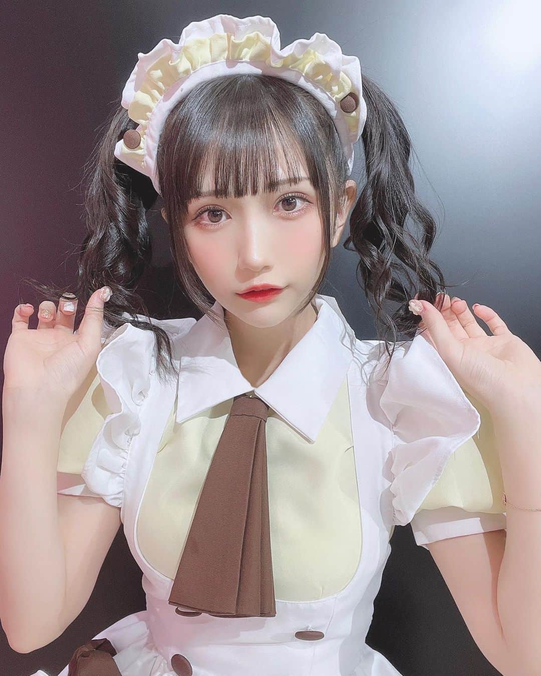 小日向くるみのインスタグラム：「「永遠メイド主義」     また着れる機会があるなら、次は通常のメイド服着たいなあ♪     #あっと公式メイド服着用体験 #あっと18thタワレコ #あっとほぉーむカフェ #メイド服  #ツインテール #japanesegirl #japan_of_insta #followme #kawaii #職業天使 #君の彼女  #裸眼 #裸眼女子 #costume」