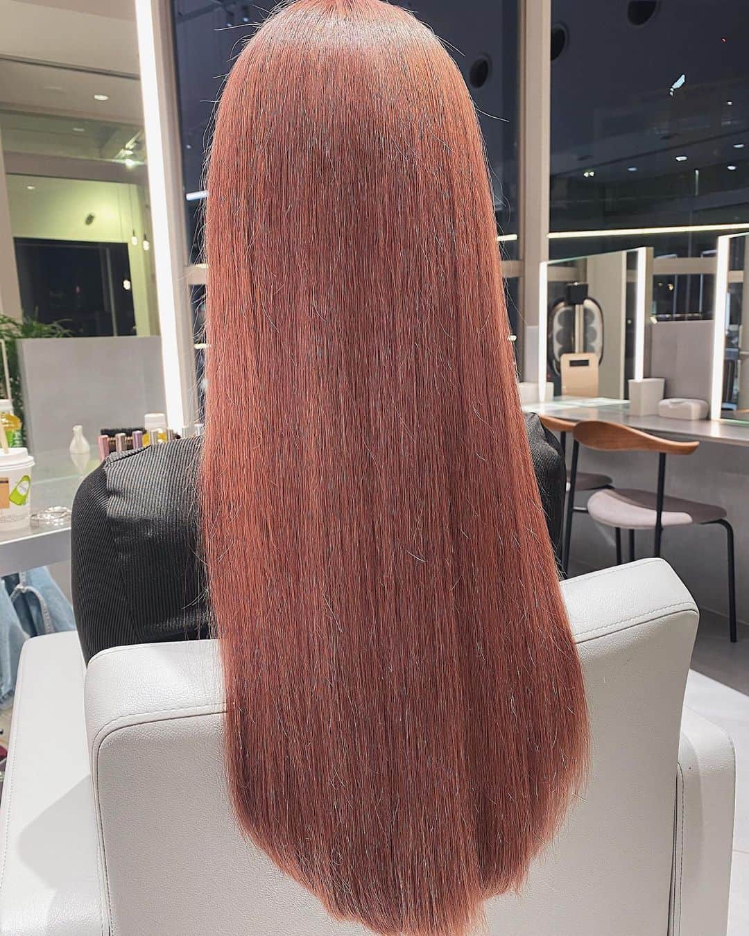 坂本礼美さんのインスタグラム写真 - (坂本礼美Instagram)「. . NEW HAIR🩷🩷🩷 . . 🍒 @minxshibuya 🍒にて 池戸さん 👑 @yujiikedo 👑に 髪の毛大改造してもらいました🫶🏻💕！ . . 色が抜けたときにペールピンクになるように濃いめのピンクにしてくれたよ👱🏽‍♀️💘💘💘 . トリートメントも念入りにやってくれたので、ブリーチした髪の毛もサラサラつやつやになりました🥲🙏🏻💕 . . 1月にNEW OPENしたMINX渋谷店は、天井が高くて開放的なサロンで、入り口付近の鏡やサロン内の壁など、可愛いフォトスポットが沢山ありました🕺🏼💕💕💕 . . ピンク色がある程度保てるようにピンクシャンプーも購入🤲🏻💞 . . めちゃくちゃ可愛い髪色になってるんるんです🐰🩷 . . 池戸さんありがとうございました🥰✨✨✨ . . . #newhair #minx #minxshibuyasmartsalon #minxshibuya #💘💘💘」4月14日 21時01分 - remi_1103