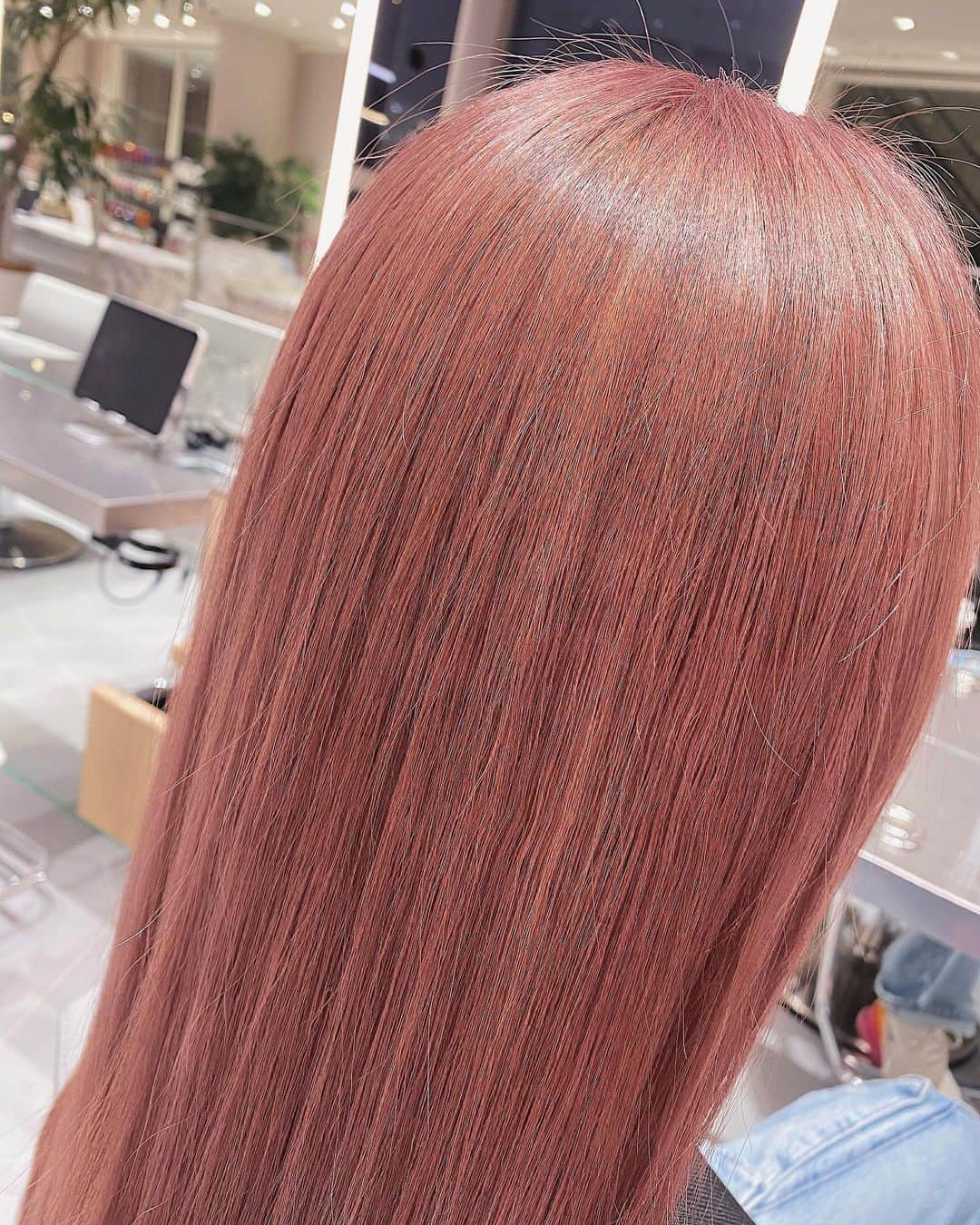 坂本礼美さんのインスタグラム写真 - (坂本礼美Instagram)「. . NEW HAIR🩷🩷🩷 . . 🍒 @minxshibuya 🍒にて 池戸さん 👑 @yujiikedo 👑に 髪の毛大改造してもらいました🫶🏻💕！ . . 色が抜けたときにペールピンクになるように濃いめのピンクにしてくれたよ👱🏽‍♀️💘💘💘 . トリートメントも念入りにやってくれたので、ブリーチした髪の毛もサラサラつやつやになりました🥲🙏🏻💕 . . 1月にNEW OPENしたMINX渋谷店は、天井が高くて開放的なサロンで、入り口付近の鏡やサロン内の壁など、可愛いフォトスポットが沢山ありました🕺🏼💕💕💕 . . ピンク色がある程度保てるようにピンクシャンプーも購入🤲🏻💞 . . めちゃくちゃ可愛い髪色になってるんるんです🐰🩷 . . 池戸さんありがとうございました🥰✨✨✨ . . . #newhair #minx #minxshibuyasmartsalon #minxshibuya #💘💘💘」4月14日 21時01分 - remi_1103