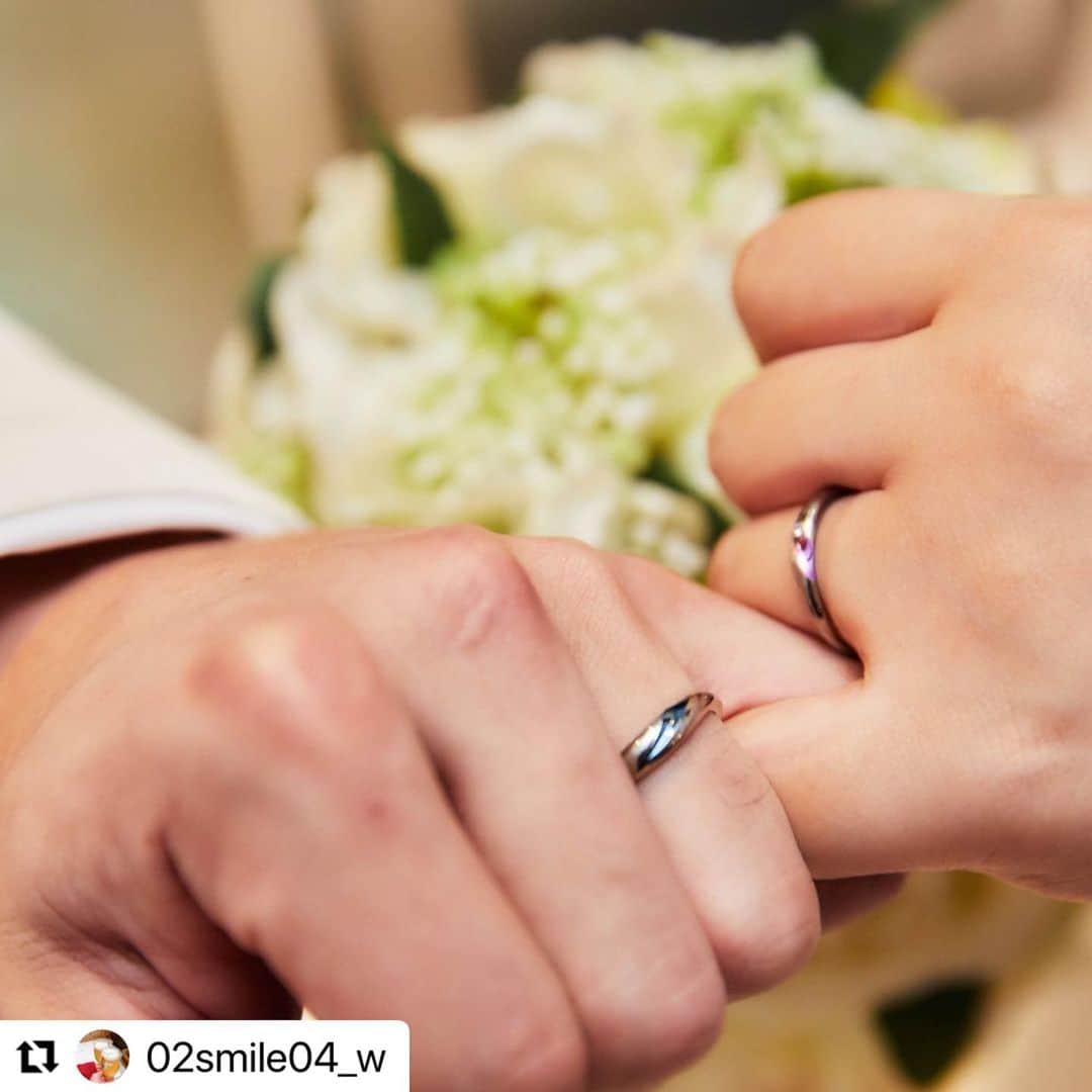 SORA ≪SORA表参道の公式アカウント≫のインスタグラム：「#パートナーデー 🫶 夫婦関係だけでなく、家族や友人、身近な人など、 性別や年齢に関係なく感謝の気持ちを伝える日🌼  大切なパートナーの存在があるから、 自分らしくいられるものですよね。  皆さんのパートナーとの繋がりも、ぜひご投稿ください🌿  - - - - - - - - - - - - - - - - - - - -   🟩LINEでもデザインのご相談が可能です >>>「SORA」と検索！  公式アカウントをお友だち登録して メッセージを送ってください  SORA表参道本店のデザイナーがご返信します💁‍♀️  - - - - - - - - - - - - - - - - - - - -  SORA公式サイトや店舗情報は アカウントTOPのURLからcheck * >>> @sora_omotesando  ぜひハッシュタグをつけて SORAの写真を投稿してください♪ >>> #結婚指輪SORA  デザイナー、クリエイターが皆さんの投稿を拝見し 毎日パワーをいただいています🌿  - - - - - - - - - - - - - - - - - - - -  #結婚指輪 #結婚指輪探し #結婚指輪オーダーメイド #weddingring #ペアリング #金属アレルギー対応 #プレ花嫁 #2023wedding #orangeday #partnerday #フォトウェディング #記念写真 #家族写真 #親子写真 #カップルフォト」