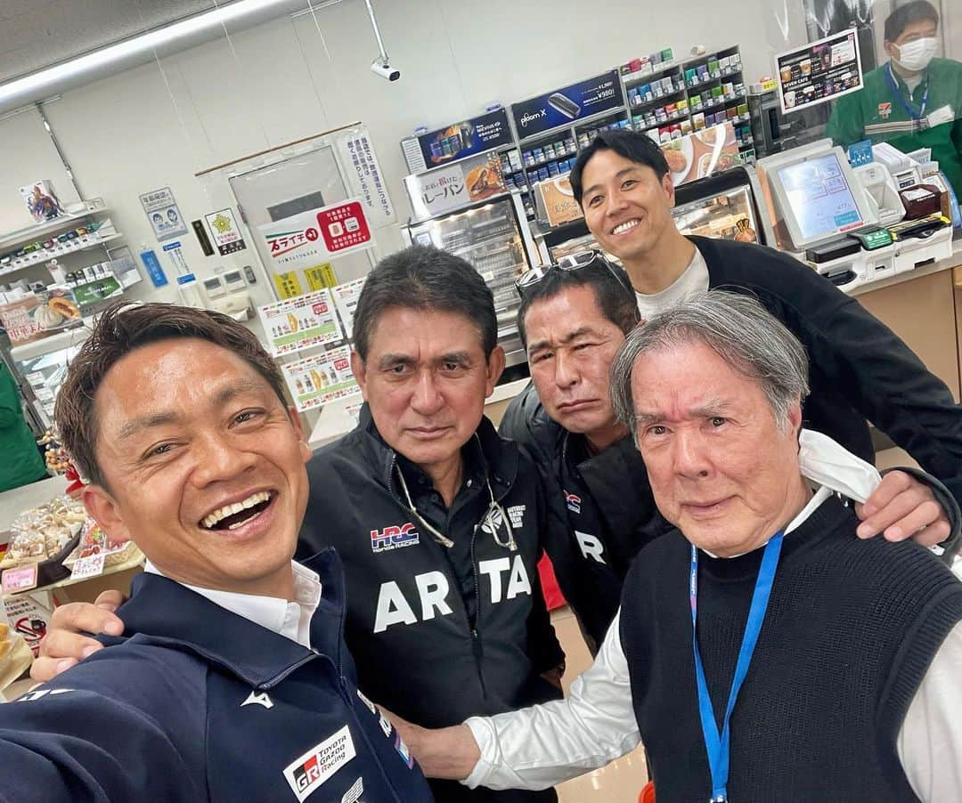 脇阪寿一さんのインスタグラム写真 - (脇阪寿一Instagram)「日産、ホンダ、トヨタ。 それは、メーカーの威信をかけた争い。 The 奥二重選手権！ 先程、2023年スーパー GT始めました✋️  #supergt #nissan  #nismo  #hoshinoimpul  #星野一義  #星野一樹   #honda  #hrc  #arta  #鈴木亜久里  #土屋圭市  #toyota #toyotagazooracing #tgrteamsard  #脇阪寿一」4月14日 21時04分 - juichiwakisaka