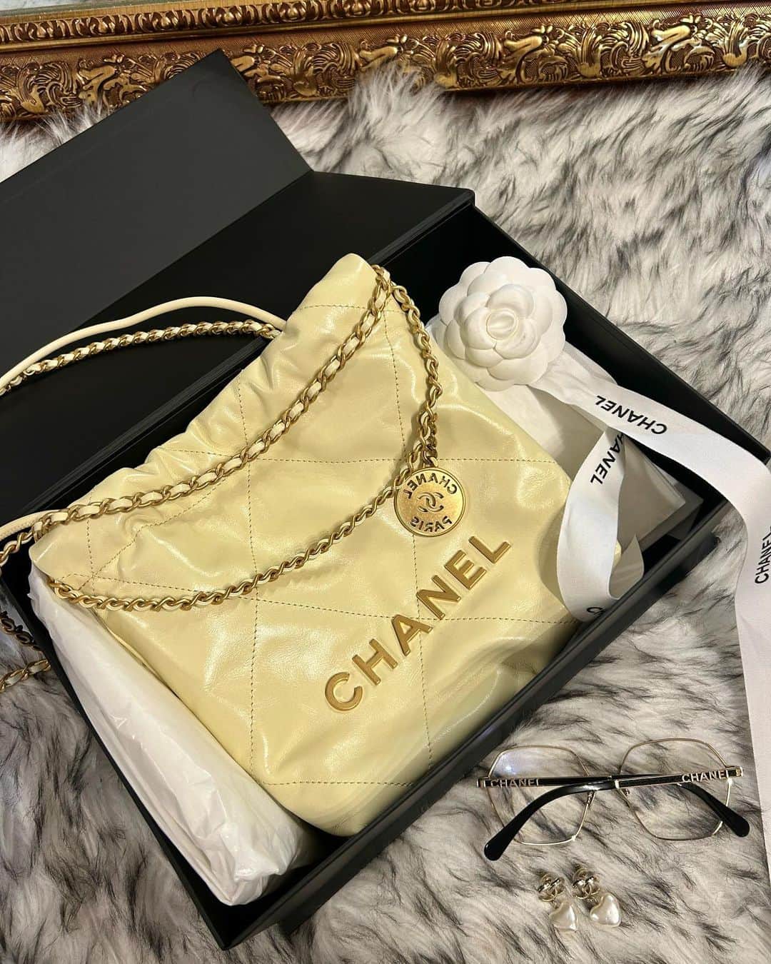 藤咲めいのインスタグラム：「CHANEL22 mini🙊💛🐣✨💫🍋  #chanel #chanel22 #fashion #2023」