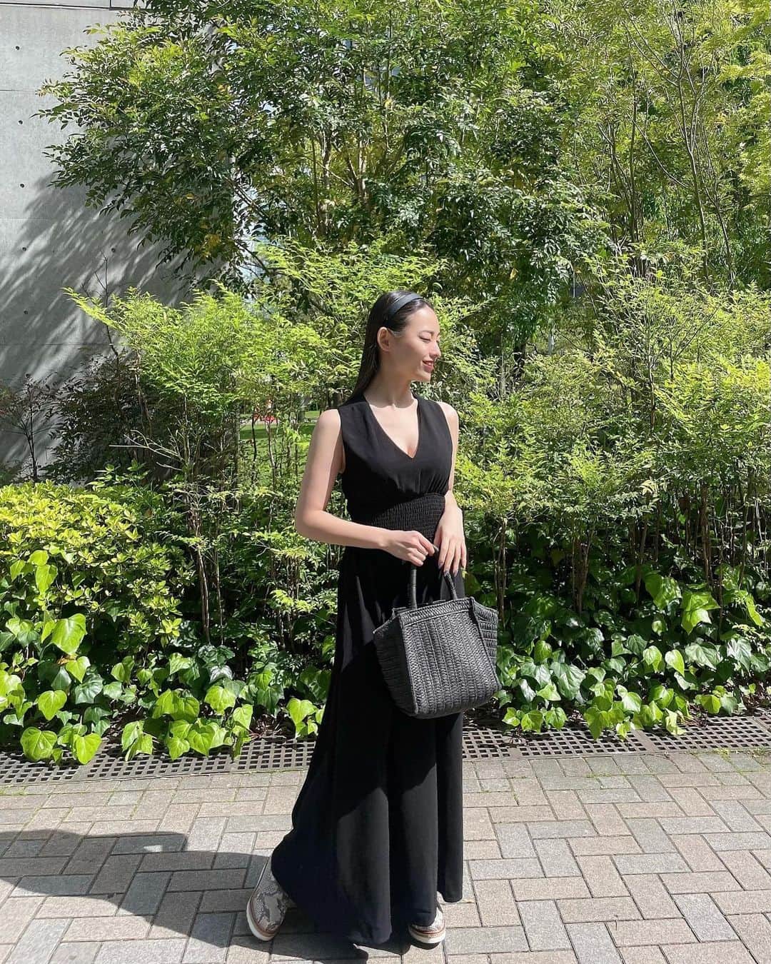 飯田りほのインスタグラム：「ラフなお散歩コーデ🐾‪ 152㌢でもぺったんこ靴で着られるのは嬉しい限り☺️ そしてバックスタイルも可愛い女子力神ワンピ🫰 サラッとオシャレできて着心地も楽ちんだからとってもおすすめ😉 . . . #シェリミー #cherimi  #黒ワンピース  #お散歩コーデ」