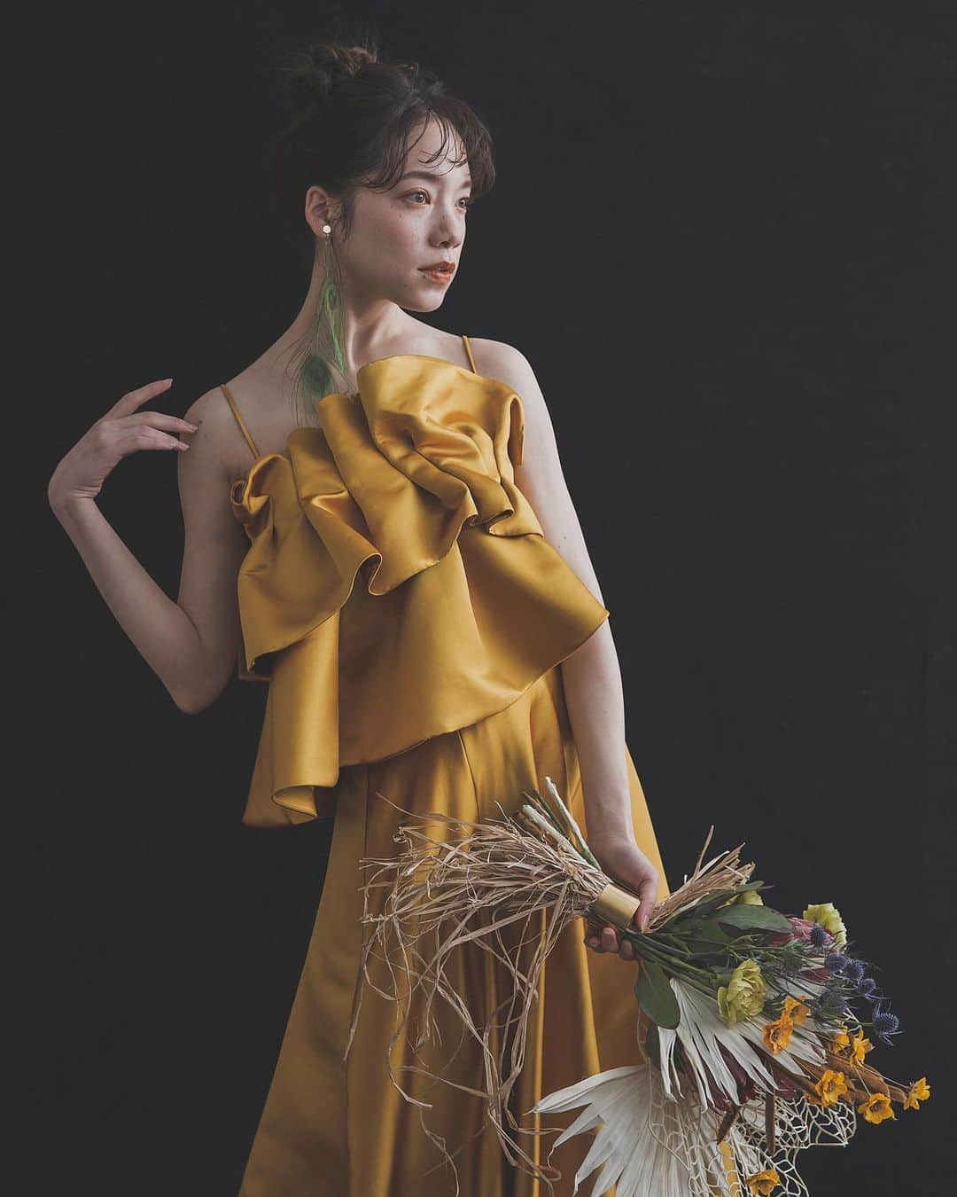 のインスタグラム：「.  dress @the_guns_and_love  photo @affect_inc @atsushi_katsuragi  hairmake @ruriwakae_rukka @ruri_wd_hairmake  flowers @calla__flowers @nezurina   黒ホリでのドレス撮影は新鮮で ドレスだけでなく、美しいお花たちや ダンサー心を掻き立てられる(!?)空間づくりに 終始ワクワクが止まらない素敵な撮影でした♡ ありがとうございました💐」