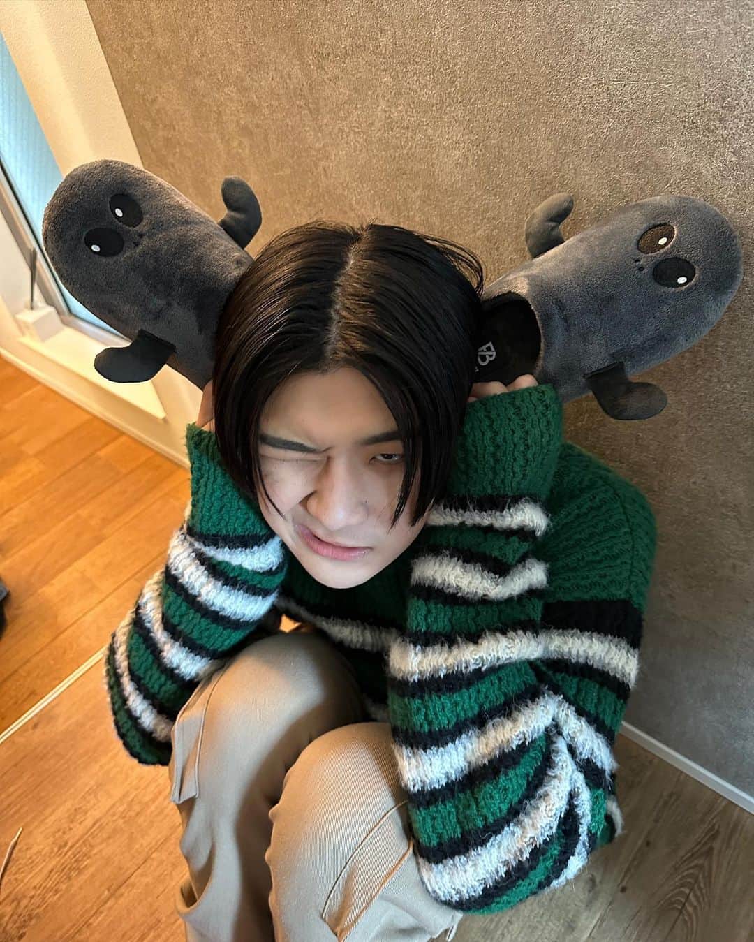 のインスタグラム：「edhiiiboi is here  MVオフショット観てくれた？  https://youtu.be/GdTIBKJqY_o  コメントで感想聞かせてください😈💙」