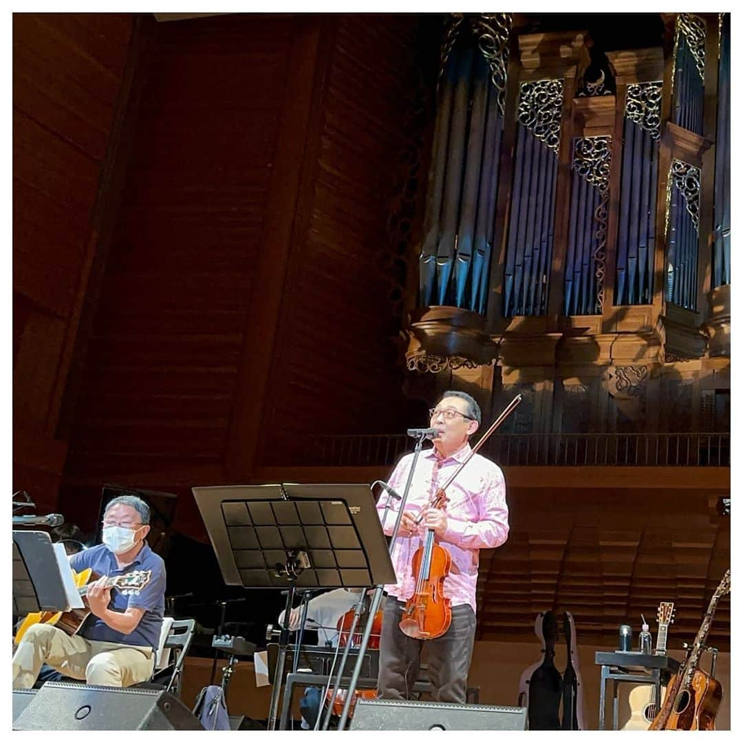 さだまさしさんのインスタグラム写真 - (さだまさしInstagram)「リハーサル🎻 東京藝術大学 社会連携センター 特別講座 〜まさしと道彦の部屋〜  電気代を稼ぐコンサートLIGHT FOR ARTS!!  リハーサル動画はＭass@Ｍaniaのミタが、、、👀  ４月１５日（土） 東京藝術大学 奏楽堂 . #東京藝術大学 #箭内道彦 #澤和樹 #さだまさし #sadamasashi #吉田政美 #グレープ #立川談春 #電気代」4月14日 21時08分 - sada_masashi