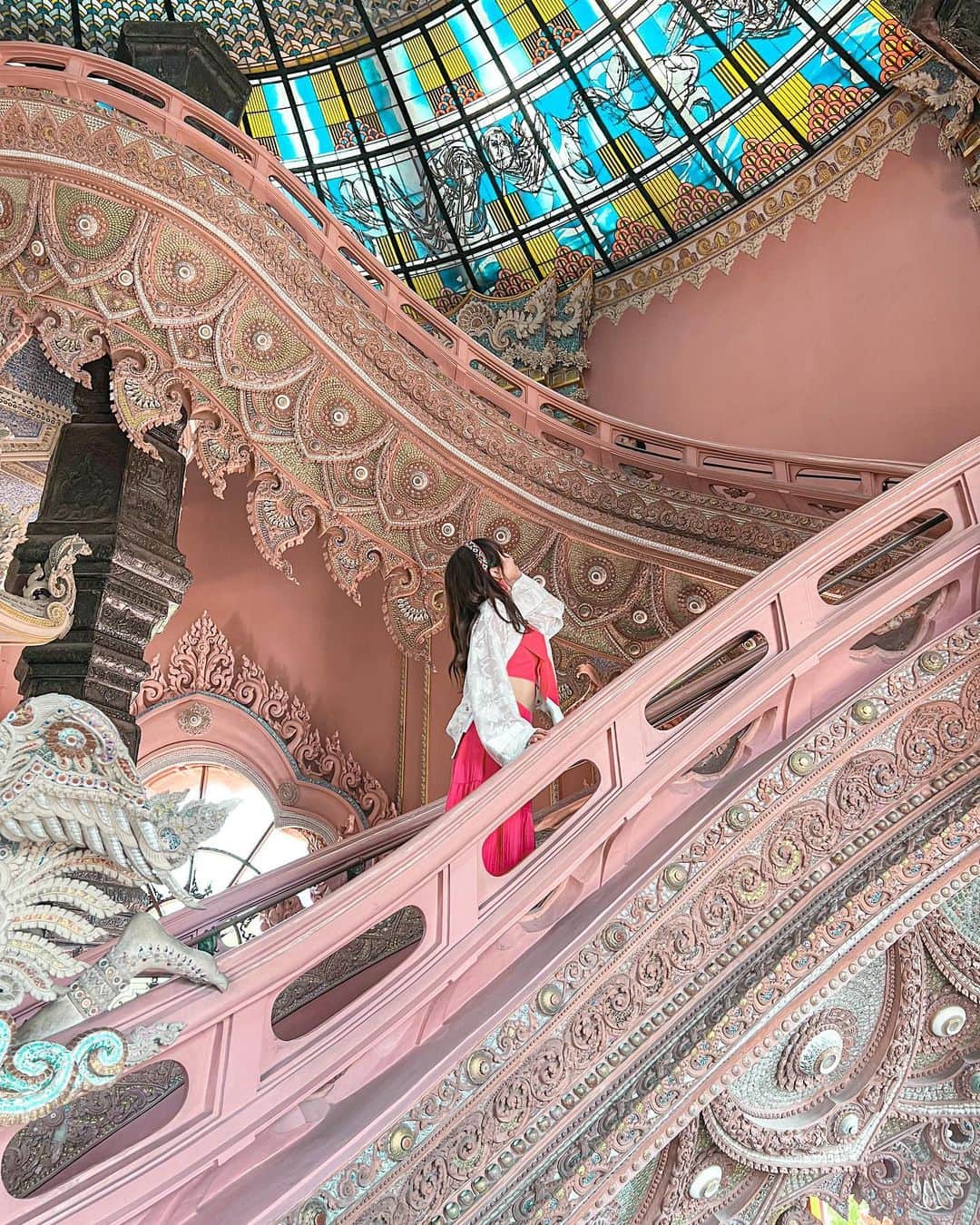 溝呂木世蘭さんのインスタグラム写真 - (溝呂木世蘭Instagram)「タイのBangkokにある 建物がピンクに覆われたミュージアム♡  📍The Erawan Museum  建物の上にはミツ首のおおきな像がいたりと 驚きがたくさんでした🫢  象の中は階段で登ることができて、 上の方まで登ると 中は真っ青な空間が！！  そこには色んな展示物があったよ♡  #ピンク#pinkspot#erawanmuseum #タイ#タイ観光#タイおすすめ#Bangkok#バンコクおすすめ#バンコク#バンコク女子旅#バンコク観光#タイ在住#タイ住み#旅行好き#旅好き#旅女子#旅んちゅ#旅行好きな人と繋がりたい」4月14日 21時09分 - seran_0422