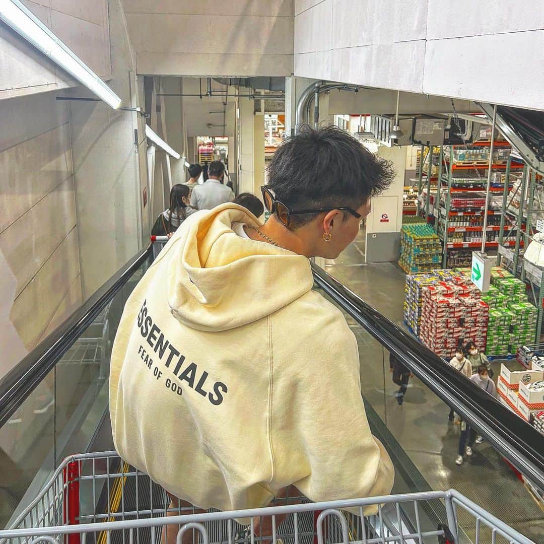 鵜澤千尋のインスタグラム：「𝐼 𝑙𝑖𝑘𝑒 𝑎𝑙𝑐𝑜ℎ𝑜𝑙  #コストコ #ショッピング #爆買い #essentials #adidas #春コーデ #spring #springfashion #スウェット #短パン #オシャレ #オシャレさんと繋がりたい」