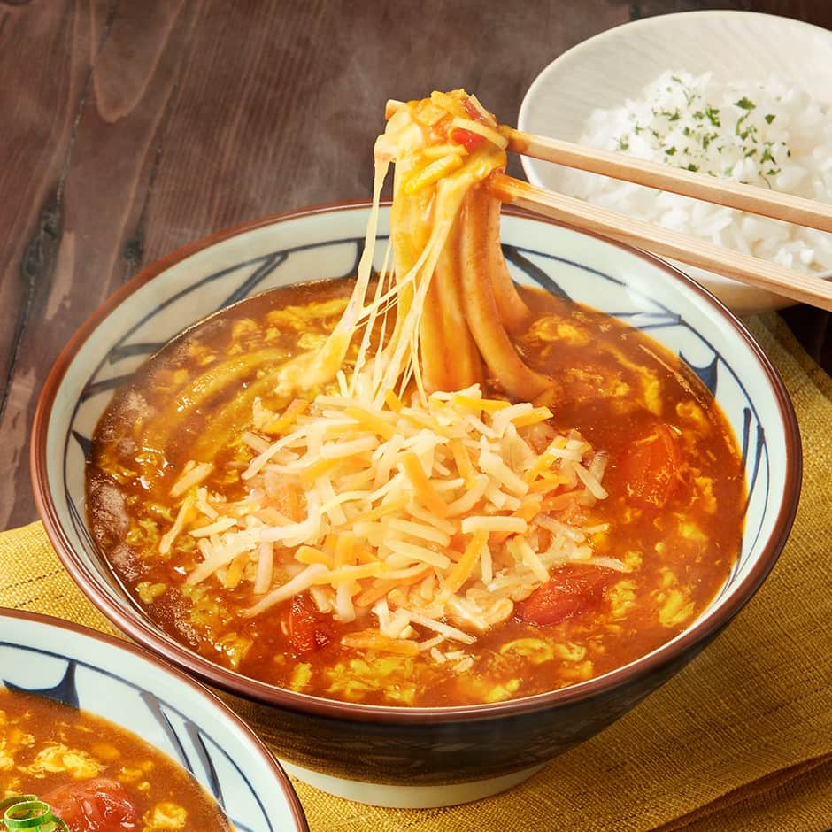 丸亀製麺さんのインスタグラム写真 - (丸亀製麺Instagram)「トマたまカレー復活待ってた！という方は「🍅」でコメントしてください！  昨年人気No.1期間限定商品、トマたまカレーうどんが4月25日より販売！新作 #豆乳仕立ての冷やしトマたまカレーうどん も新登場♪  旨みがぎゅっとつまったトマトベースのカレーに、まろやかな豆乳クリームを加えた一品。コシのある打ち立て麺に、たっぷりとトマたまカレーを絡めて食べれば、はじめまろやか、あとからガツンとくる辛さに、やみつき間違いなしです！  #トマたまカレーうどん  #とろける4種のチーズトマたまカレーうどん も併せて販売しますので、ぜひお召し上がりください！  #丸亀製麺 #丸亀うどん #udon #麺 #うどん #カレー #カレーうどん」4月14日 21時19分 - marugame_