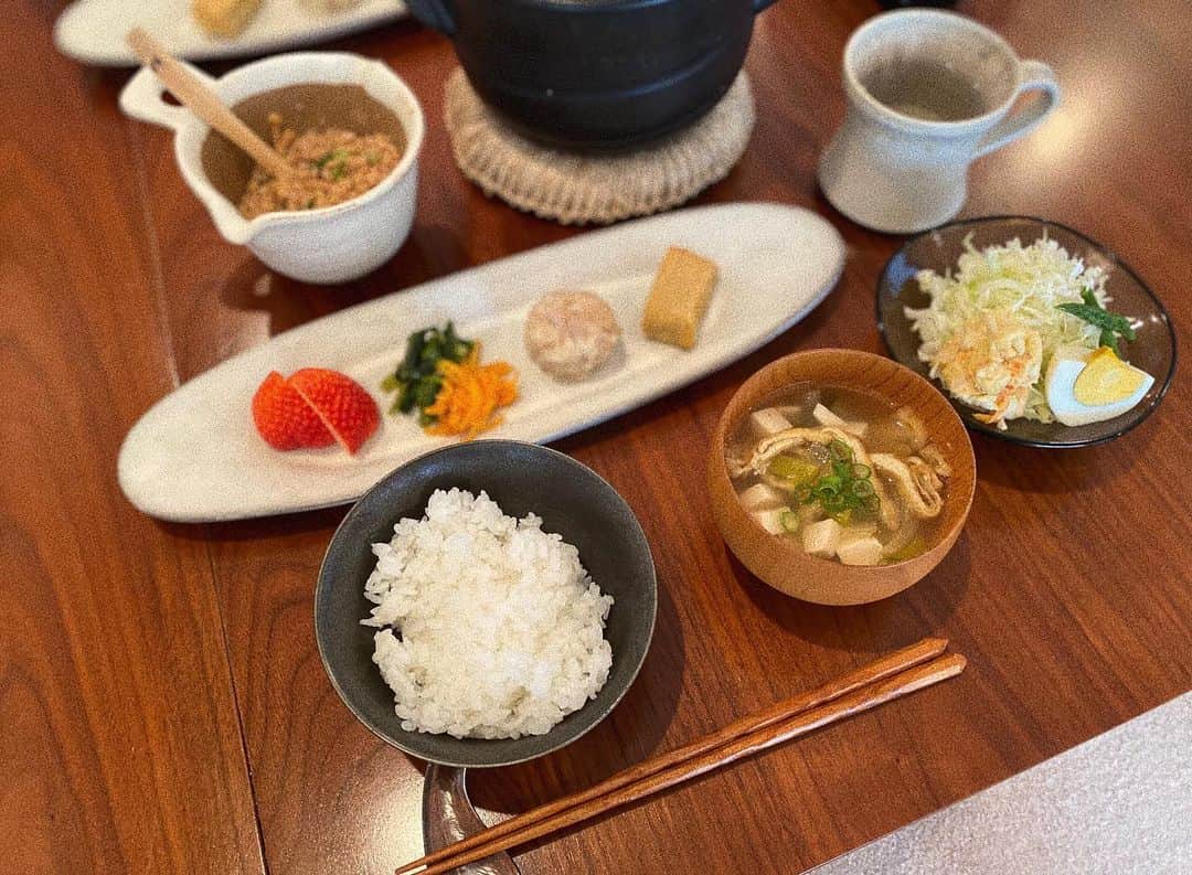 瀬戸サオリのインスタグラム：「いつかの朝ごはん🥣  最近の朝は 息子を食べさせるのが精一杯なので フルーツのみで出発！🙋🏽‍♀️🥣🍊  むしろなんか健康的🫶🏽  #おうちご飯  #オーガニック #有機野菜 #無農薬野菜  #saori_cooking」