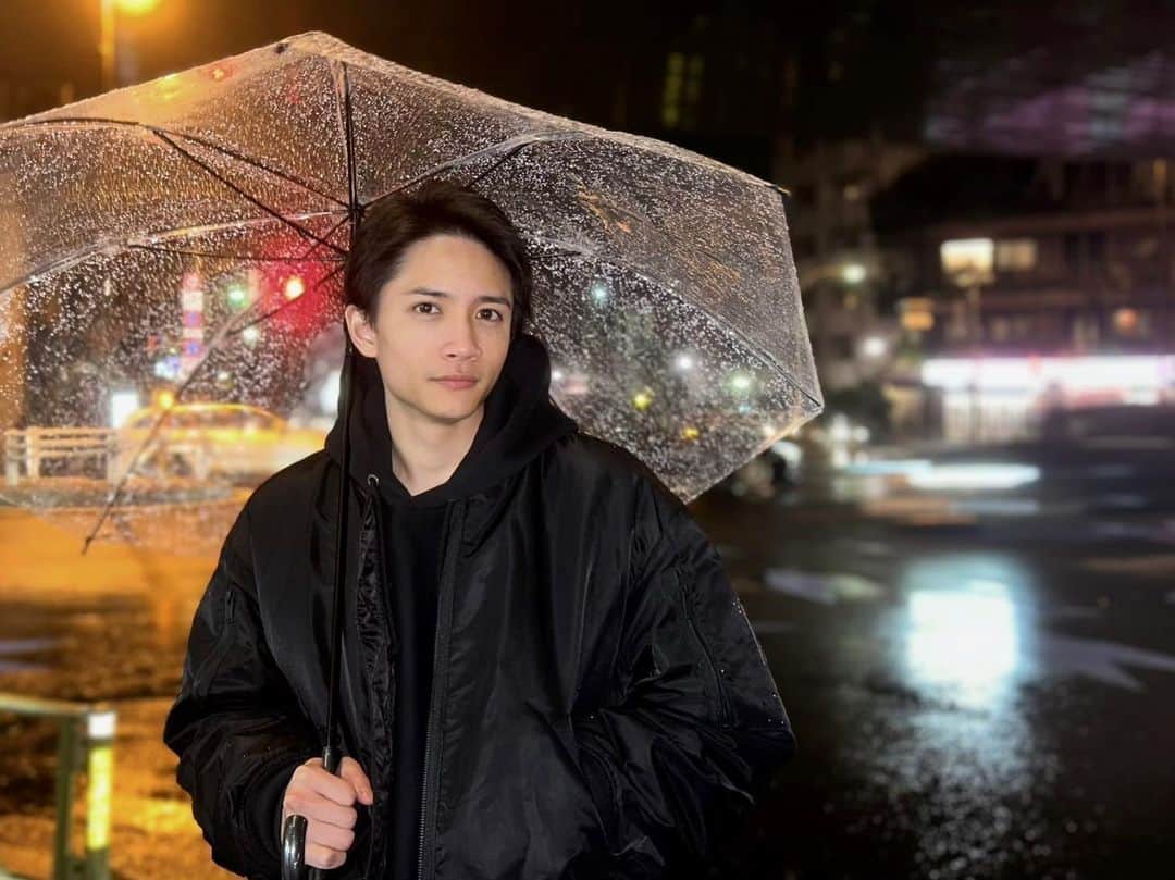 朝日奈寛のインスタグラム：「. 明日、天気崩れそうだね☔️ . . . #オールブラックコーデ #傘 #雨 #ポートレート #ポトレ」