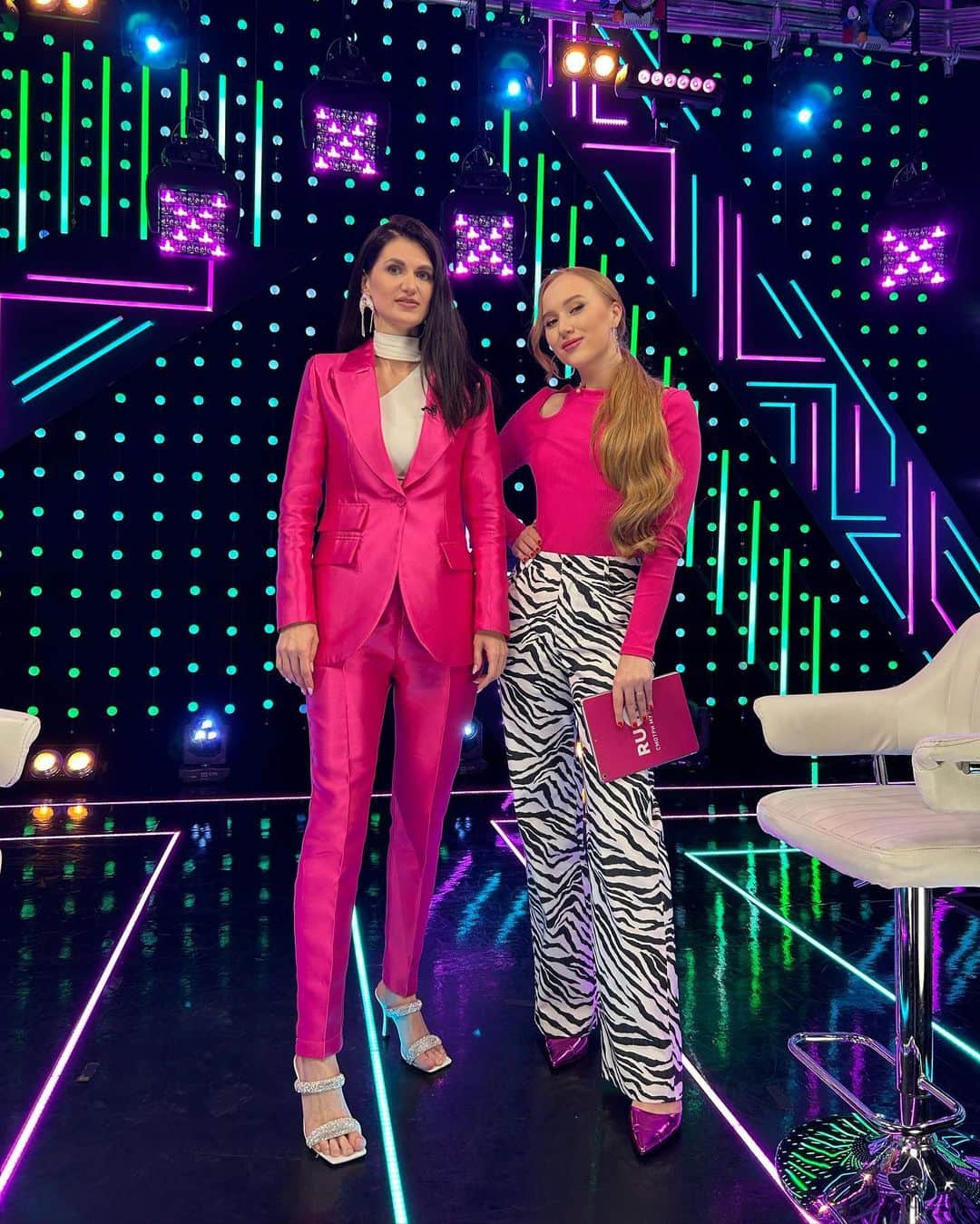 RU.TVさんのインスタグラム写真 - (RU.TVInstagram)「Включайте RU.TV, чтобы быть в «Теме»🌸  В гостях у Ксении Акчуриной сегодня основатель Всероссийского сообщества стилистов - Татьяна Тильча! 💕」4月14日 21時12分 - ru_tv