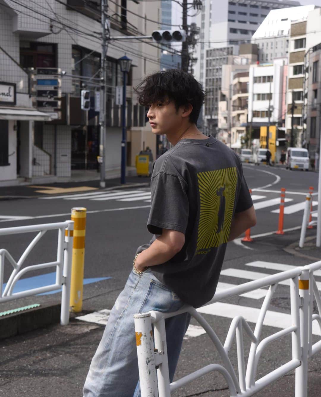 高崎凌さんのインスタグラム写真 - (高崎凌Instagram)「@houyhnhnm_official でバンドTシャツについてのインタビューを受けさせていただきました。 着用したTシャツは @insonnia_projects_official のもので、古着感のあるデザインとバックプリントが個人的に好きです✌︎  #insonniaprojects #beastieboys #jamiroquai」4月14日 21時13分 - ryo__takasaki