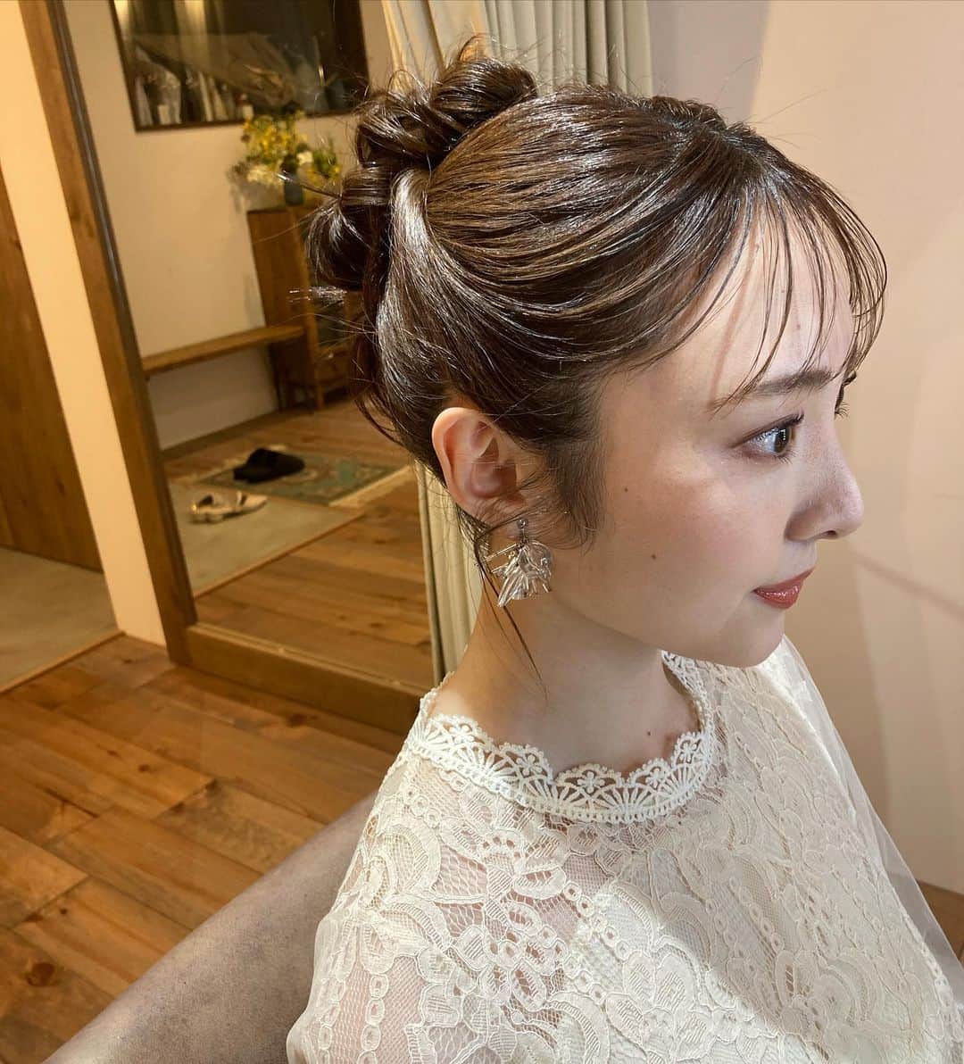 大平有沙のインスタグラム：「@kiyo_wdhairmake さんヘアメイク、上品でナチュラルでどこから見ても毛流れが美しくて可愛すぎてドキドキしました🌷🌷🌷  #世界の桂山先生 #ウェディングヘア #ウェディングメイク #ウェディングモデル #ブライダルヘア」