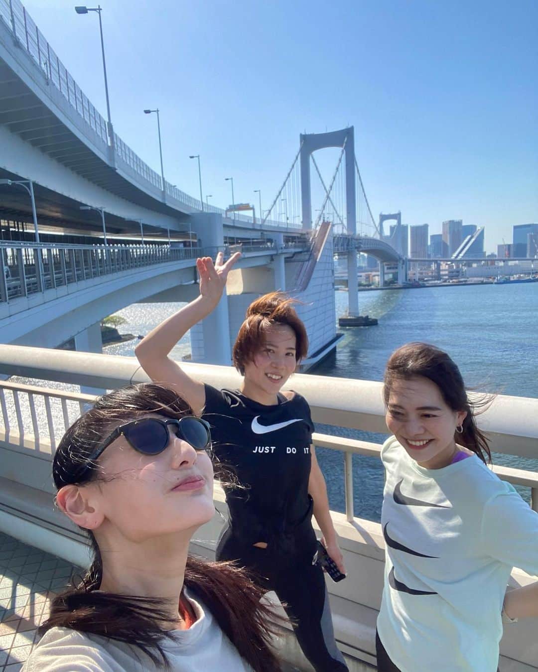 勝俣水稀のインスタグラム：「ㅤㅤㅤㅤㅤㅤㅤㅤㅤㅤㅤㅤㅤ ㅤㅤㅤㅤㅤㅤㅤㅤㅤㅤㅤㅤㅤ ㅤㅤㅤㅤㅤㅤㅤㅤㅤㅤㅤㅤ2人のレインボーブリッジランデビュー🌈 最高の天気に恵まれて本当に気持ちよかった〜！ ㅤㅤㅤㅤㅤㅤㅤㅤㅤㅤㅤㅤㅤ ハーフの練習で楽しくロング 21.4K✌️ ㅤㅤㅤㅤㅤㅤㅤㅤㅤㅤㅤㅤㅤ レインボーブリッジ遊歩道は 芝浦方面のみエレベーターで上に上がるので、 芝浦側から台場へ渡ると下りが多く楽に走れます！  東京タワー・スカイツリーを望めるのは北側です🗼 ㅤㅤㅤㅤㅤㅤㅤㅤㅤㅤㅤㅤㅤ 季節によって開場時間が違うので 公式サイトでチェックしてから行ってみてください。  オススメは日没前後に渡ること🫶 ㅤㅤㅤㅤㅤㅤㅤㅤㅤㅤㅤㅤㅤㅤㅤㅤㅤㅤㅤㅤㅤㅤㅤㅤㅤㅤ #橋ランのすすめ」