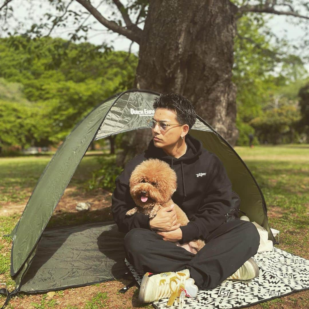 たくさんのインスタグラム写真 - (たくInstagram)「居候犬こんにゃ様とピクニック🌲  最近髪がどんどん短くなる」4月14日 21時15分 - taku_ba777