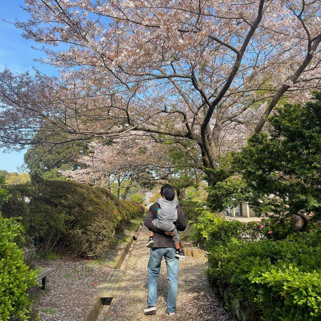 にわみきほさんのインスタグラム写真 - (にわみきほInstagram)「お久しぶりの投稿🌸  4月も気付けば半ば....！ ショーンが幼稚園に入園し新生活が始まっています🤝💞  そして臨月を迎えたわたくしですが、 ひとつの目標だった入園式に 無事出席することができてホッと安心し、 気持ちにも余裕ができたので やっと本格的に赤ちゃんを迎える準備をしています👶🏻🫣  明日は雨の予報☔️ 新生活の疲れが出てくる頃だと思うので 皆さんもゆっくり過ごしてくださいね🕊  #亀さんのようにゆっくりゆっくり歩きながら #父ちゃんとショーンの姿を後ろから見守っています🥹 #年少さんになりました👦🏻✨」4月14日 21時15分 - mikiho_niwa