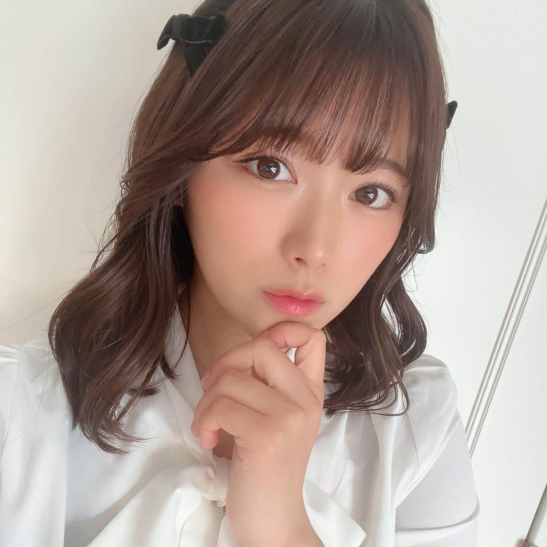 山内鈴蘭のインスタグラム：「自分でレアアレンジしてみた🍓 ねじって留めて、少し引き出すだけ😊  簡単なのに可愛いー🥺  リボンのピンで留めてより可愛い！  ゴルフの時以外は自由に髪型できるから普段の髪型を可愛くするの最近の楽しみ😆😆😆🌸  #ヘアアレンジ #髪型 #髪型アレンジ #リボンアレンジ #ゴルフ女子 #ヘアアレンジ簡単 #簡単ヘアアレンジ #ゴルフ女子 #おしゃれ #ミディアムヘア #ゴルフ好きな人と繋がりたい #ブラウスコーデ #巻き髪 #巻き髪アレンジ」