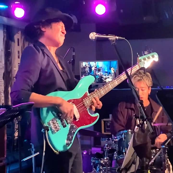 日野賢二のインスタグラム：「The one & only Kenji “Jino” Hino on bass 🔥🔥🎸🔥🔥 Big thanks to @jinobass for making this whole tour possible as well as a extra special thank you to @patbartmusic & @fuyumusic for coming through & slaying it with us last week in #tokyo!! We had a blast playing with y’all & can’t wait to do it again soon!!! 🍯👊🏿 @huneyknuckles @kevbasskeys @shoo.b.doo #tokyolive #tokyolivemusic #japanlive #japanmusic #tokyomusic #nordstage2ex #guitar #bass #drums #keys #altosax #japantour」
