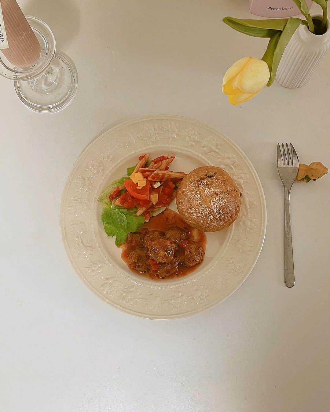今吉めぐみのインスタグラム：「♡大豆ミート♡ ⁡ 娘ちゃん お昼寝の時間に ママのゆっくりランチタイム🍽️ ⁡ @foodizm.official の大豆ミート😋 ⁡ ディズムボール  濃厚トマトソース仕立て  ⁡ ディズムバーグ  3種のきのこの濃厚デミグラスソース仕立て   の2種✨ ⁡ ソースの味がしっかりしてるし 言われなきゃ大豆かわからんくらいの 食感にかみごたえ👍 ⁡ レトルトだから チンするだけで楽ちんだし♪ ヘルシーだし 定期的に食べたいご飯✨ ⁡ PR @foodizm.official #フーディズム #大豆ミート #低カロリー #時短メニュー #高タンパク #foodizm #ヴィーガンメニュー #美味しくヘルシー」