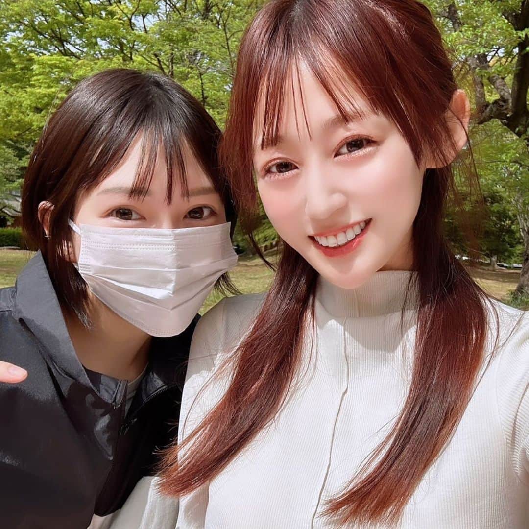 丸の内OLレイナ（美容）のインスタグラム：「まっかちゃんと公園で光合成🌿した  #チェリーライブ」