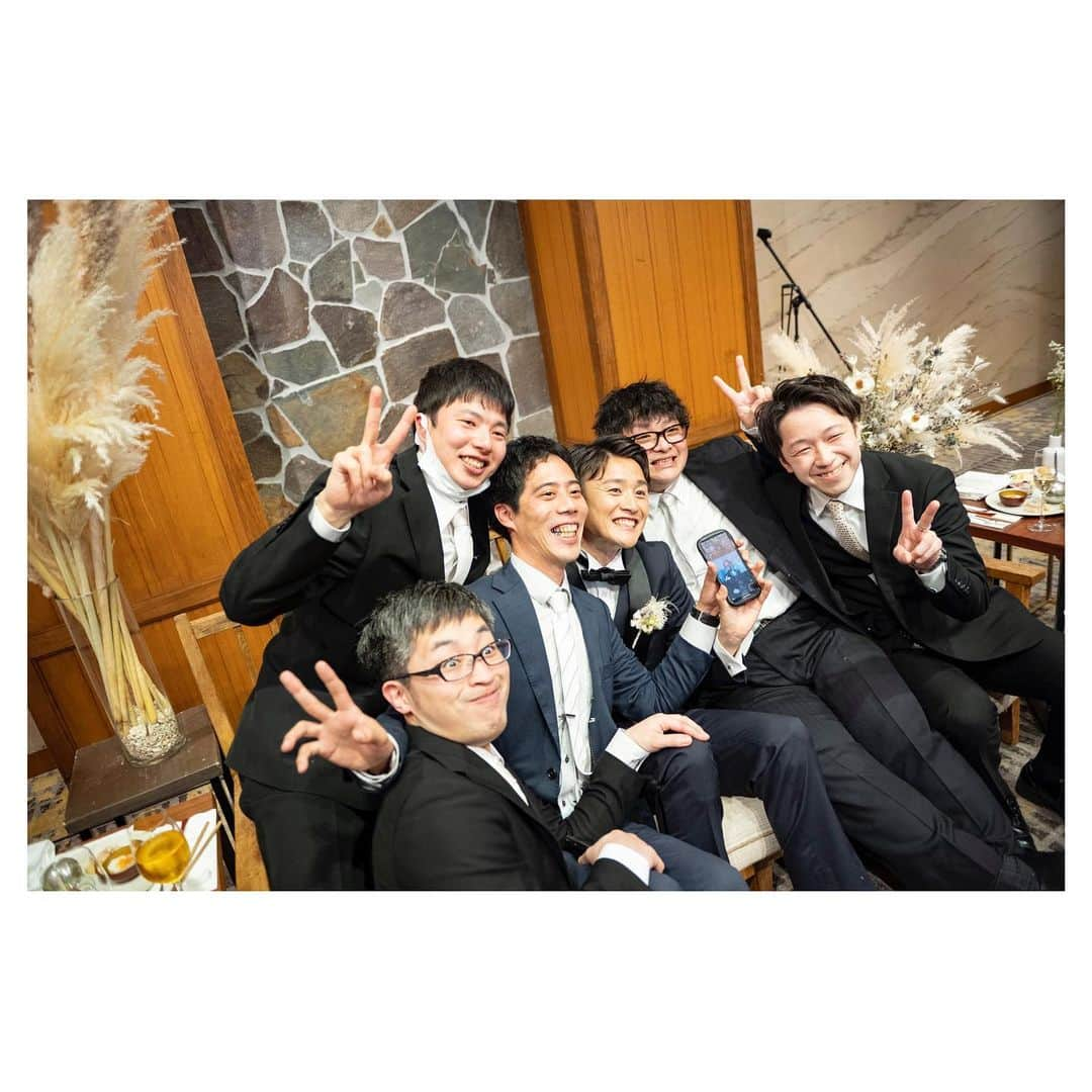 窪田忍さんのインスタグラム写真 - (窪田忍Instagram)「前撮り〜結婚式 📷by @shunsukemizukami   前撮りは水上さんにお願いし、挙式・披露宴にもお越しいただいて沢山の写真を撮っていただきました。  水上さんに出会ったのは、大学3年生だったでしょうか。 練習・試合でいつも数々の素晴らしい写真を撮っていただきました。 その頃から、将来この方に結婚式の写真を撮ってもらいたいな〜と漠然と思っていました。笑  そして昨年のニューイヤー駅伝の際、7,8年ぶりに偶然お会いし、翌年3月に結婚式を挙げようと思っていること、前撮りと結婚式でのカメラマンをお願いしたい旨をお伝えしたところ、快くOKしていただけました。 さすがに全ては載せ切れないので、ここではほんの一部だけ。(縦横比の問題でちょっと編集したので、画質が落ちているのが残念…。) 改めて…水上さん、本当にありがとうございました。  また、式にお越しいただいた方々、お祝い等をいただいた方々のおかげで最高の一日になりました。重ね重ねありがとうございました。  そしていつも応援していただいている方々、これからも私たち夫婦(親子？笑)をどうぞよろしくお願いいたします🙇‍♂️」4月14日 21時18分 - shinobu_kubota