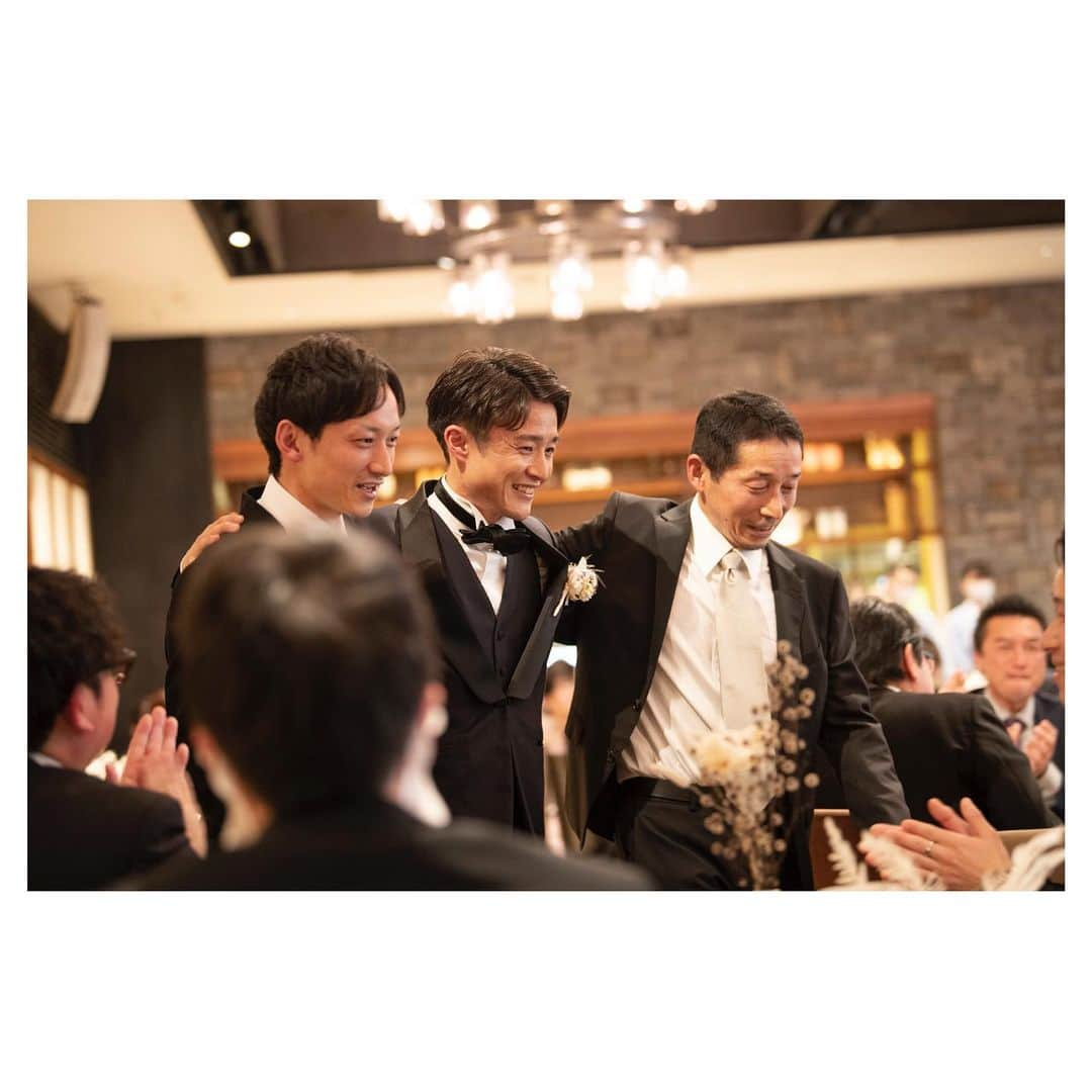 窪田忍さんのインスタグラム写真 - (窪田忍Instagram)「前撮り〜結婚式 📷by @shunsukemizukami   前撮りは水上さんにお願いし、挙式・披露宴にもお越しいただいて沢山の写真を撮っていただきました。  水上さんに出会ったのは、大学3年生だったでしょうか。 練習・試合でいつも数々の素晴らしい写真を撮っていただきました。 その頃から、将来この方に結婚式の写真を撮ってもらいたいな〜と漠然と思っていました。笑  そして昨年のニューイヤー駅伝の際、7,8年ぶりに偶然お会いし、翌年3月に結婚式を挙げようと思っていること、前撮りと結婚式でのカメラマンをお願いしたい旨をお伝えしたところ、快くOKしていただけました。 さすがに全ては載せ切れないので、ここではほんの一部だけ。(縦横比の問題でちょっと編集したので、画質が落ちているのが残念…。) 改めて…水上さん、本当にありがとうございました。  また、式にお越しいただいた方々、お祝い等をいただいた方々のおかげで最高の一日になりました。重ね重ねありがとうございました。  そしていつも応援していただいている方々、これからも私たち夫婦(親子？笑)をどうぞよろしくお願いいたします🙇‍♂️」4月14日 21時18分 - shinobu_kubota