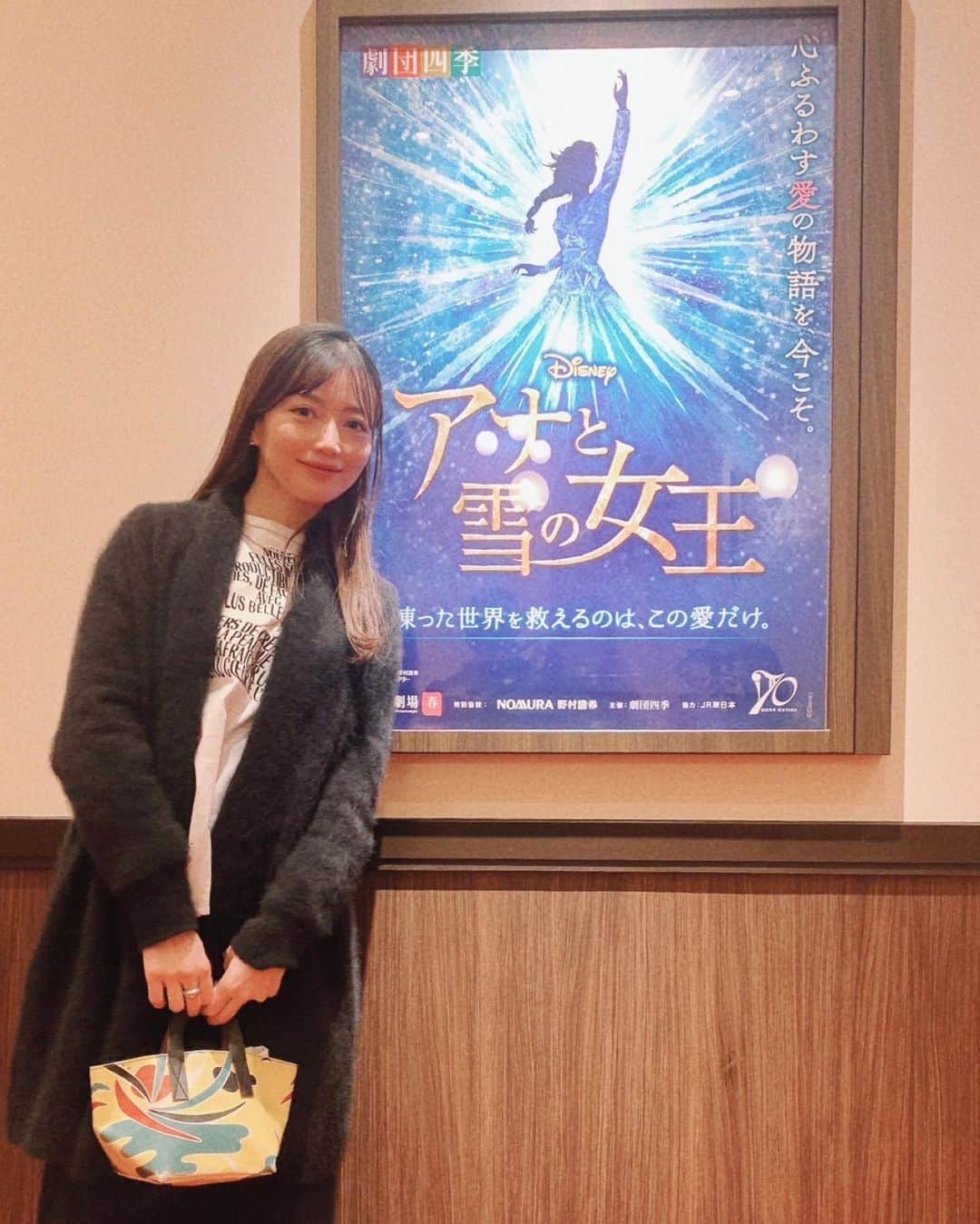 高橋まりなのインスタグラム：「. 時差投稿すぎるけど… 劇団四季『アナと雪の女王』 姉と観劇してきました❄️ もう！本当に！！ 最高に良かったです♡ 20代の時に観た『ライオンキング』も良かったけど、アナ雪本当に良かった〜☺️ 『バケモノの子』も良かったな🐺 . . . #時差投稿#劇団四季#アナと雪の女王#バケモノの子#ライオンキング#アナ#エルサ#雪だるまつくろう#観劇#ミュージカル#marinatakarazuka」