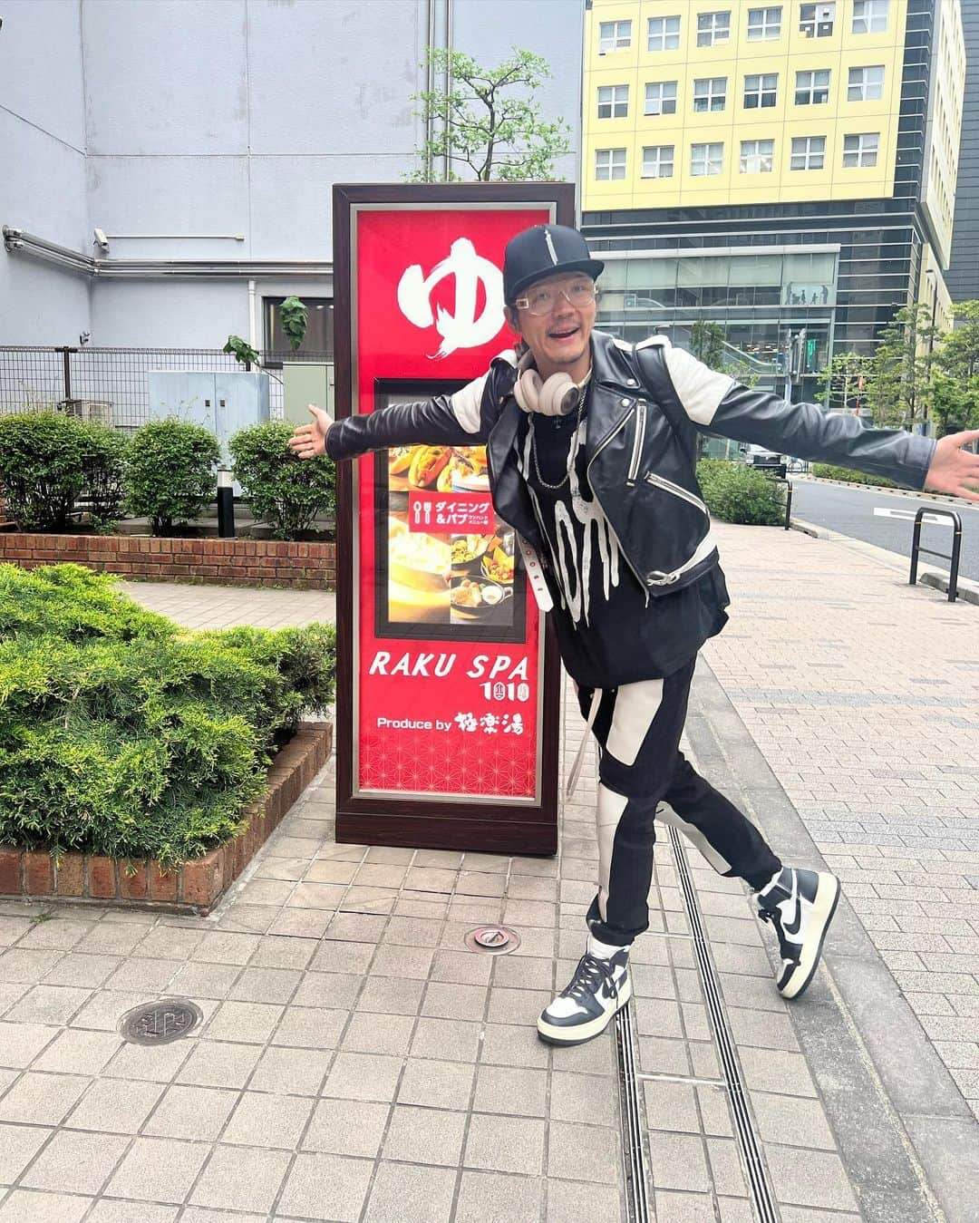 庄村聡泰さんのインスタグラム写真 - (庄村聡泰Instagram)「#サトヤスタイリング #ビボウロ食  頭 #chromehearts  眼 #cazal  上 #celinebyhedislimane  中 @korn_official  下 #rickowens  靴 #nike 銀 #chromehearts  鞄 #celinebyhedislimane  湯 #ラクスパ神田  食 #ラーメン二郎神田神保町店   KORNが好きなパンダ或いはシマウマのコスプレす」4月14日 21時28分 - shomurasatoyasu