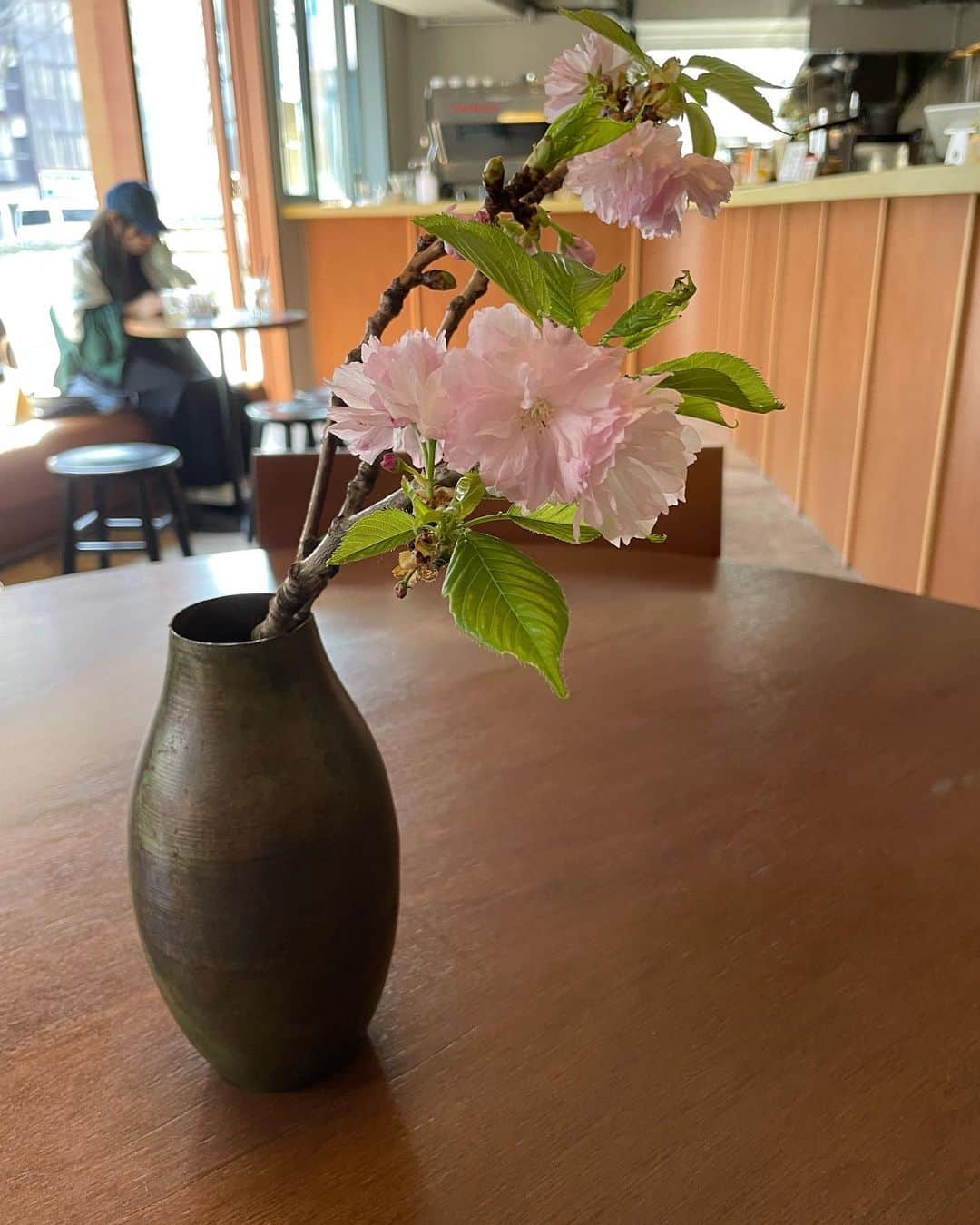  如月 みうさんのインスタグラム写真 - ( 如月 みうInstagram)「お花見の時に立ち寄ったカフェで撮った🪞🩵 そこでもお花見ができました🌸」4月14日 21時28分 - miu_k123