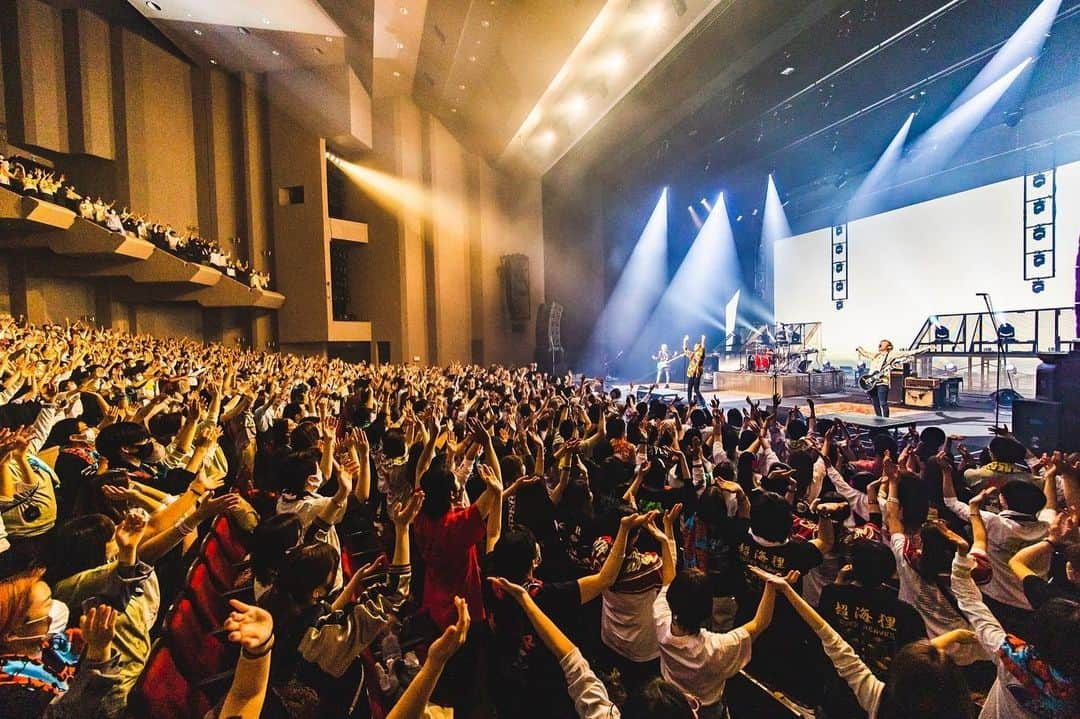 藤原広明さんのインスタグラム写真 - (藤原広明Instagram)「都会のラクダ HALL TOUR 2023 ～ラクダ紀行、ロマン飛行～  宇都宮市文化会館  宇都宮のあなたにびっくらゔっ！！⚡️⚡️⚡️⚡️  photo by @cazrowAoki」4月14日 21時22分 - hiroaki_drums_superbeaver