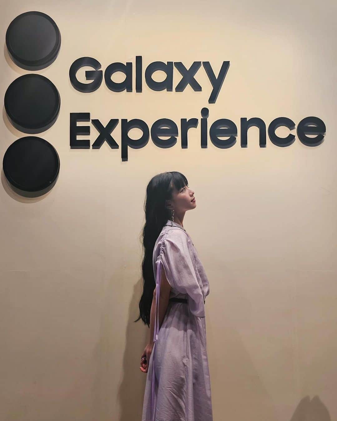 Hinaさんのインスタグラム写真 - (HinaInstagram)「ㅤㅤㅤㅤㅤㅤㅤㅤㅤㅤㅤㅤㅤ  ㅤㅤㅤㅤㅤㅤㅤㅤㅤㅤㅤㅤㅤ Galaxy S23シリーズの新製品発表会へ参加させて頂きました🌸  Galaxy ExperienceでGalaxy S23 Ultraの機能を体験できたのですが、 花火の映像と一緒に撮影できるNightographyブースでは 暗闇でも花火の映像、人物どちらもクリアに写せて、 画質の良さや写真のクオリティも携帯で撮ったとは思えない程綺麗に撮れて本当に感動しました！ 他にもGalaxy S23 Ultraの機能を沢山味わえた素敵な空間でした☺︎  そして、この日は満月だったので帰りに早速100倍ズームで月を撮ってみたよ🌙 こんなにもハッキリ綺麗に月が撮れたのは初めてで楽しくて何枚も撮りました📷  #GalaxyS23Ultra #ambassador #TeamGalaxy　 #withGalaxy #Galaxyのある生活」4月14日 21時23分 - hina_faky
