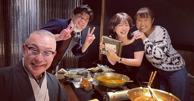 岩下尚史さんのインスタグラム写真 - (岩下尚史Instagram)「. . 四年にわたり共演し、やうやく好きになりかけた大橋未歩氏が、愛する伴侶と手を取り合ひ、海のかなたの大都會へ渡り、夫婦合はせて腕一本の勝負に出ると聴いた時、さびしと思ひたるは我ながら不思議なりけり。 . しかし、それよりもなほ、此の粟散辺土にあつて何ごとも仕出かさず、見るかげもなき生涯を閉じやうとする我から見ればうらやまし。 . 大橋未歩氏は努力の人なり、さう分かつて見れば眞に愛すべき人なり、可憐な人なり。 . めでたく外つ國の土を踏まれなば、あらゆる艱難にも挫けず刻苦勉励、夫婦共に大望を遂げられんことを切に祈るのみ。 . ふと氣がつけば、女人と指からませたる、生まれて初めての事なり、おそろしき哉。 . #大橋未歩 #送別会 #旅立ち #希望  #北斗晶 #垣花正 #岩下尚史  #5時に夢中火曜日 #5時に夢中 #mxtv  #つるとんたん六本木 #うどん  .」4月14日 21時25分 - iwashita_hisafumi